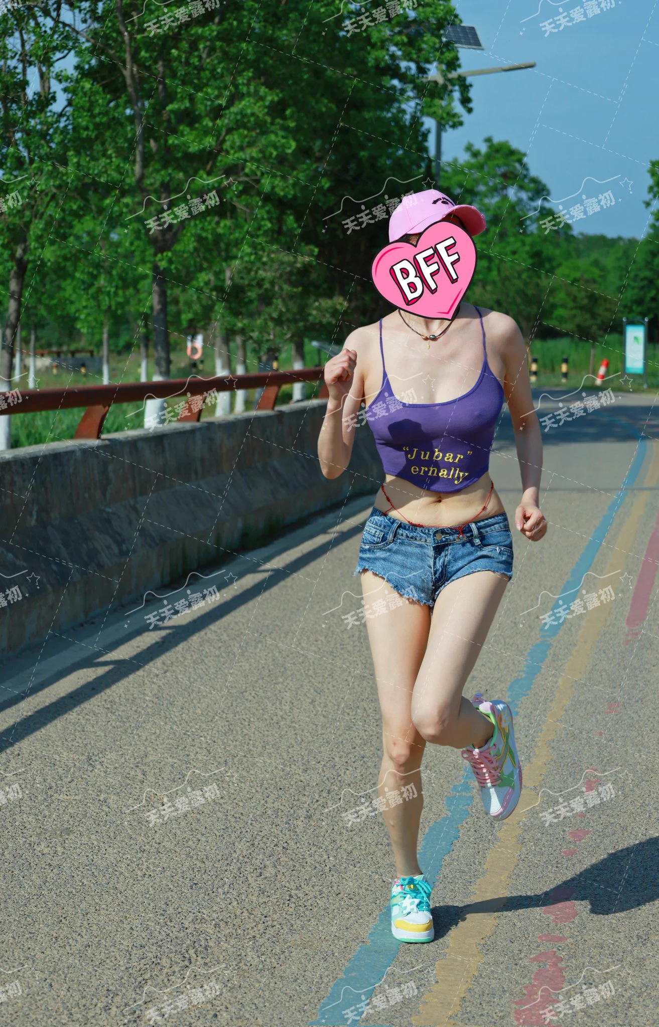 运动媛第三弹顶着沉甸甸的大胸正在享受阳光，路边突然出来一台车，吓得老婆赶紧跑，两个大奶子上下乱蹦，好不诱人。#美妻 #露出 #情趣@007share @wqganenshi_ @Public_Catgirl1 @luchu888888 https://t.co/2QAHdBwElh