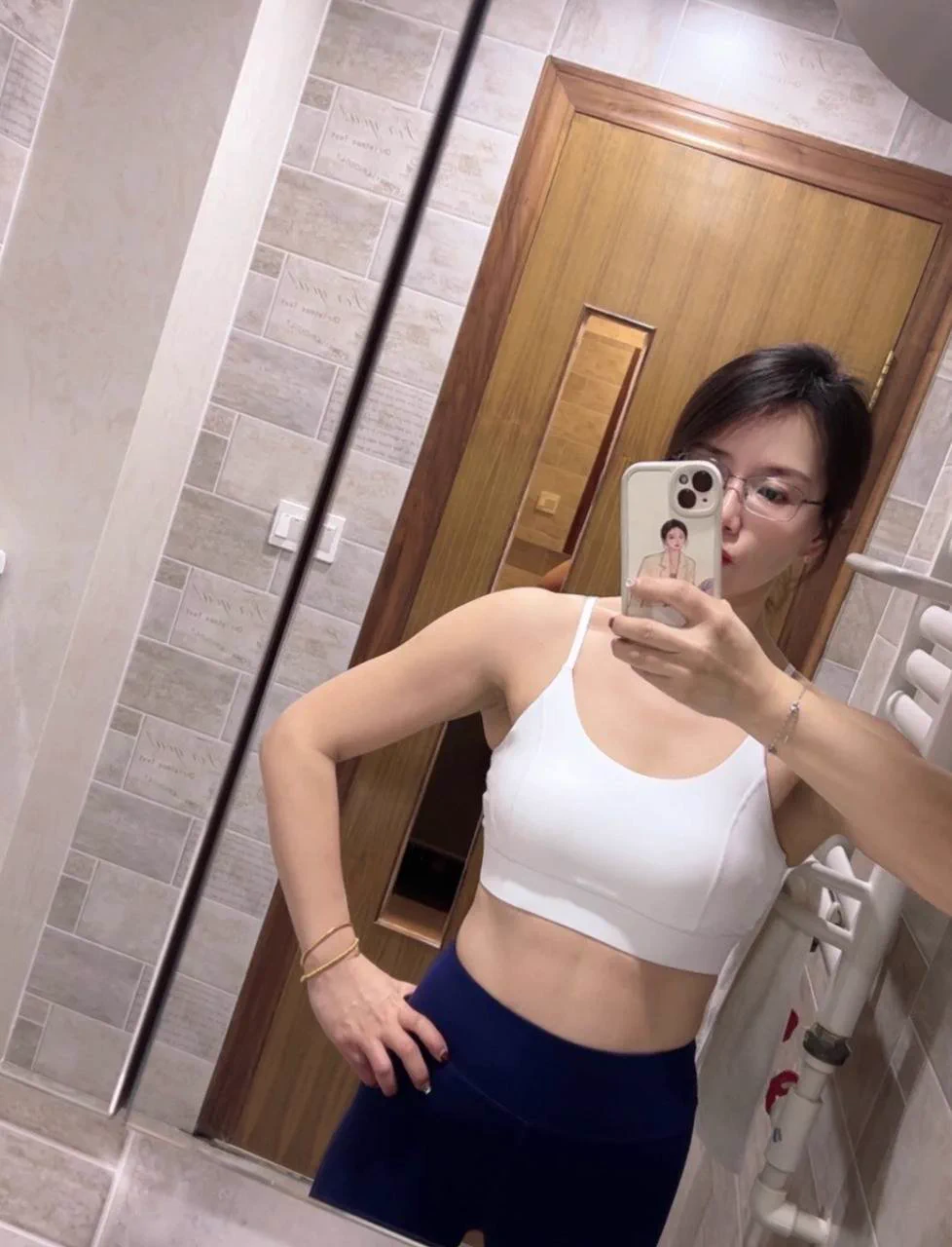 我想体验穿着裙子后入是什么感觉，平时工作的时候一本正经，私下里也是一枚反差女老师，后入的时候会让我特别刺激呢……今天就想约个人陪我一起，附近的人约起来呢？ https://t.co/vEz8vBlP1b