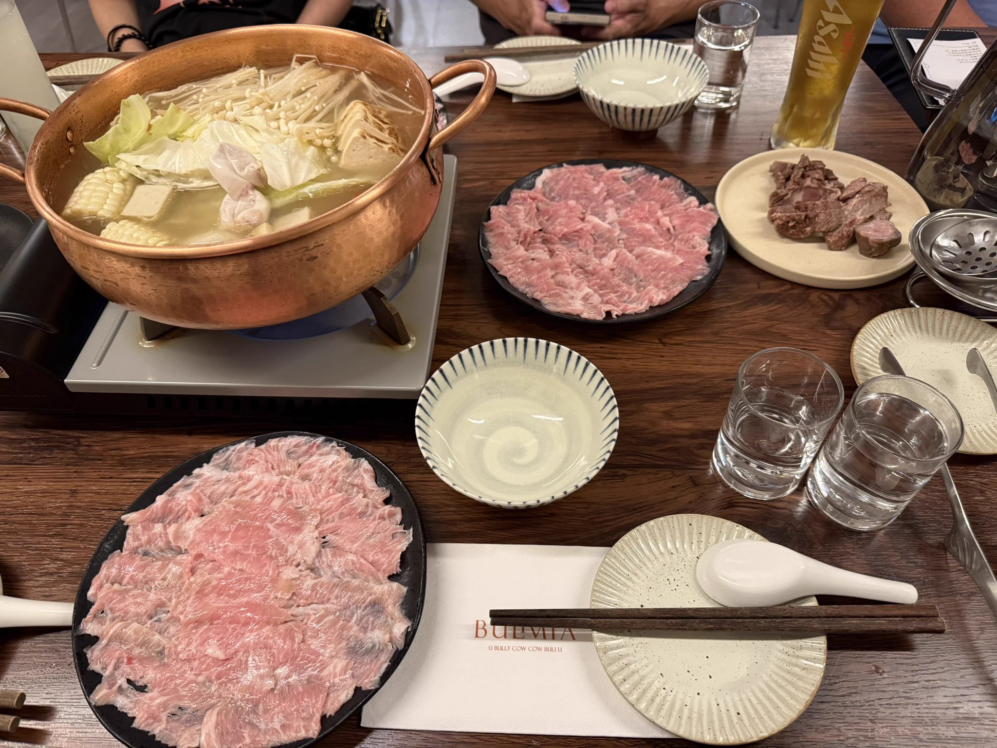 こんばんは🌙* :ﾟホテルに到着っ！！！！晩御飯は牛鍋💕今日締めた牛さんのお肉をいただきました！お肉の色がめっちゃ綺麗‼️「いただきます」して敬意を払って、しっかりいただいて来ました🐄⸒⸒✨ https://t.co/qCJJKHotfi