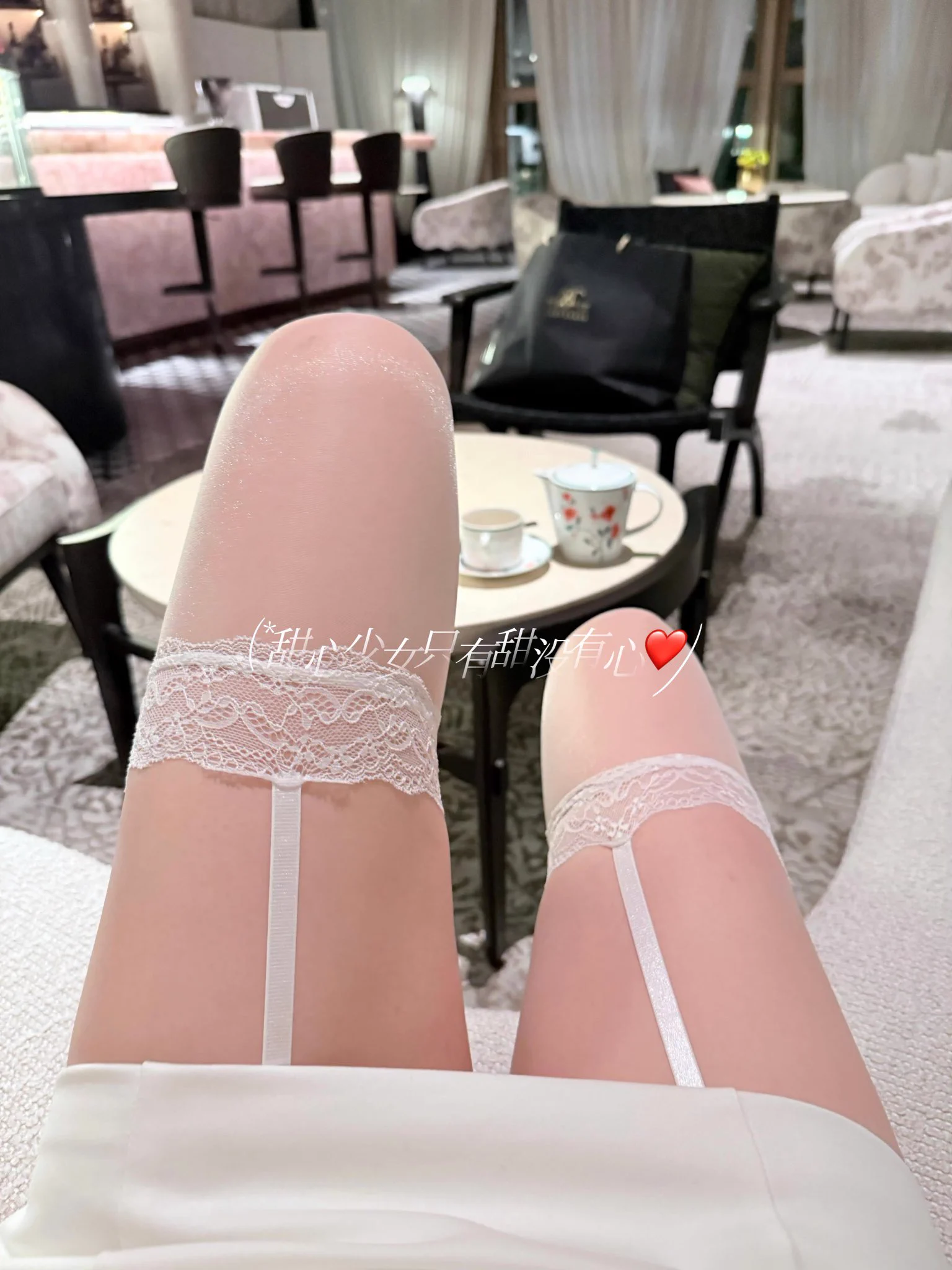 现在也算是斜杠女孩了，有课时给学员们上上课，需要随行翻译时就去客串客串，再有空时就给闺蜜的淘宝店铺当当腿模……挺好的，生活。 https://t.co/ivYkPNF2VW