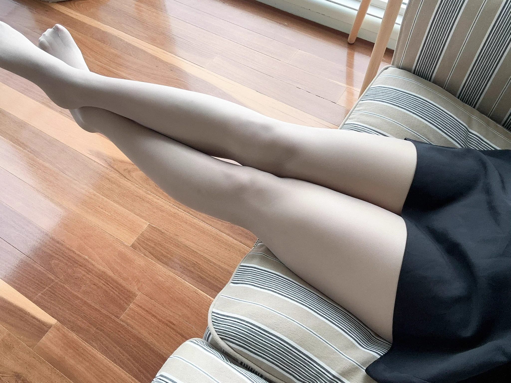 这丝袜挺难看的。哈哈。不过有光的话，会亮晶晶的。这周的订阅已经发了一组了☺️ https://t.co/TaXTxFUt82