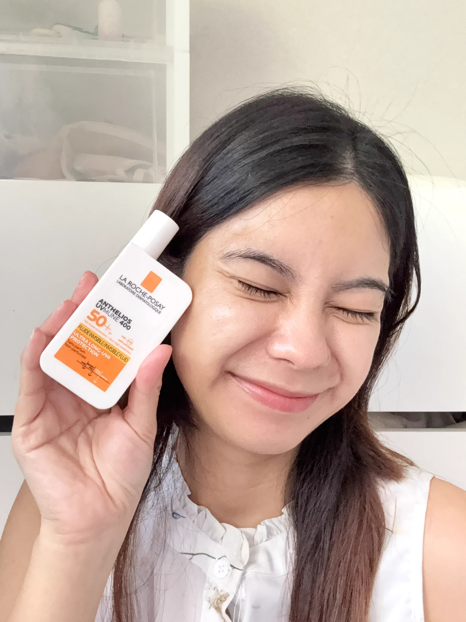 ยกให้เป็นกันแดดลูกรัก!! กันแดดของลาโรช โพเซย์ขวดส้ม🧡 เนื้อ Invisible บางเบา เกลี่ยง่าย ซึมไว สบายผิว แต่งหน้าต่อได้ไม่เป็นคราบ ไม่เป็นขุย ผิวสวยฉ่ำโกลว์ กันแดดได้แบบจึ้งใจ ตัวนี้เค้าเอาอยู่ทุกยูวี เหมาะกับอากาศบ้านเราแน่นอน#กันแดดAnthelios #กันแดดยืนหนึ่งจบถึงUltraLongUVA #LaRochePosayTH