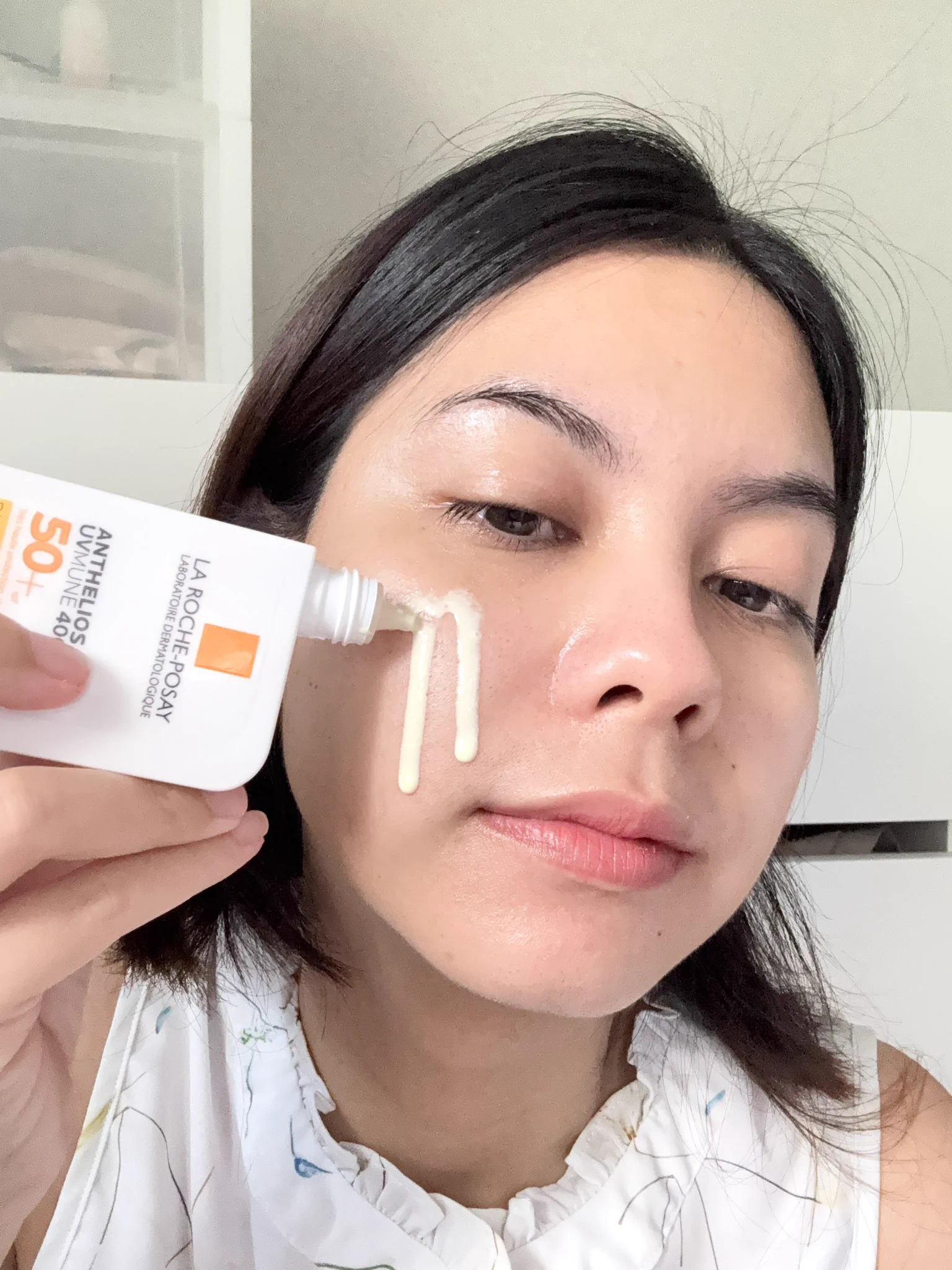 ยกให้เป็นกันแดดลูกรัก!! กันแดดของลาโรช โพเซย์ขวดส้ม🧡 เนื้อ Invisible บางเบา เกลี่ยง่าย ซึมไว สบายผิว แต่งหน้าต่อได้ไม่เป็นคราบ ไม่เป็นขุย ผิวสวยฉ่ำโกลว์ กันแดดได้แบบจึ้งใจ ตัวนี้เค้าเอาอยู่ทุกยูวี เหมาะกับอากาศบ้านเราแน่นอน#กันแดดAnthelios #กันแดดยืนหนึ่งจบถึงUltraLongUVA #LaRochePosayTH