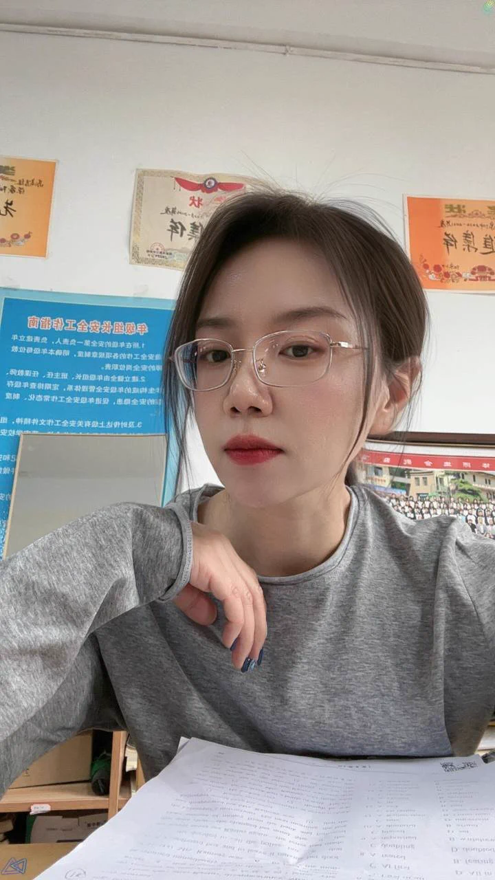 是兢兢业业的女老师，也是一枚饥渴的小少妇～脱掉内衣露出两颗迷人的痘痘，不知道男同事看到后会不会眼前一亮主动搭讪…可能是排卵期的原因吧，最近欲望很强烈，很想找个人来满足我，有没有报名的呢？（同城可约～） https://t.co/kbiJdbMXgV