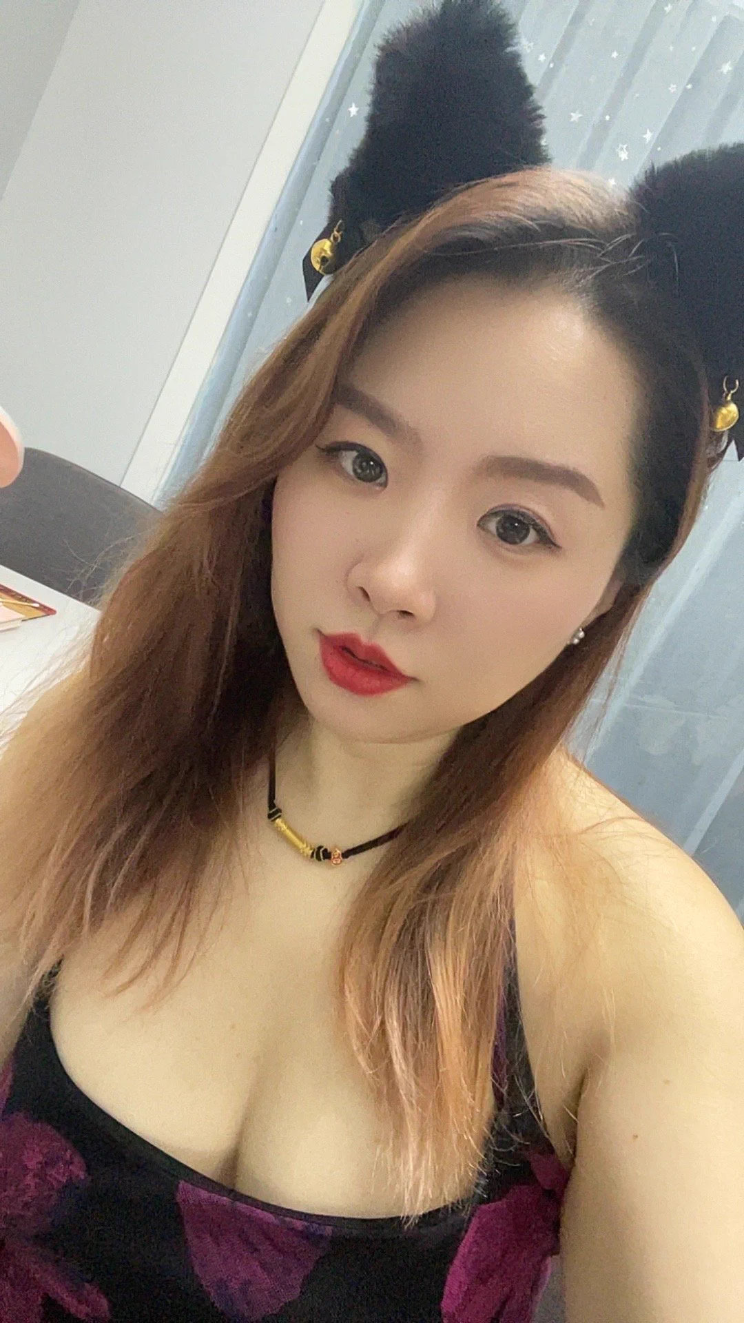 穿这样在小巷子等我朋友，一个男的路过，他问我多少钱，我说500，然后他走了，这装扮就那么像站街吗😭 https://t.co/lOzg8j59BX