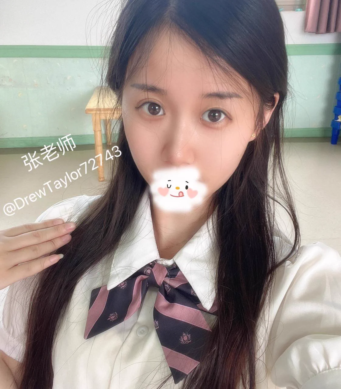 中午在办公室浅玩一下露出，偶尔还会有人路过，真的好刺激～可能是受排卵期影响太大，最近真的好想释放一下，真的想有个人钻在桌子下面舔舐我的小豆豆…不知道谁能来满足我奇怪的性幻想，期待中…（线下仅限同城） https://t.co/KBIx3Gvau8