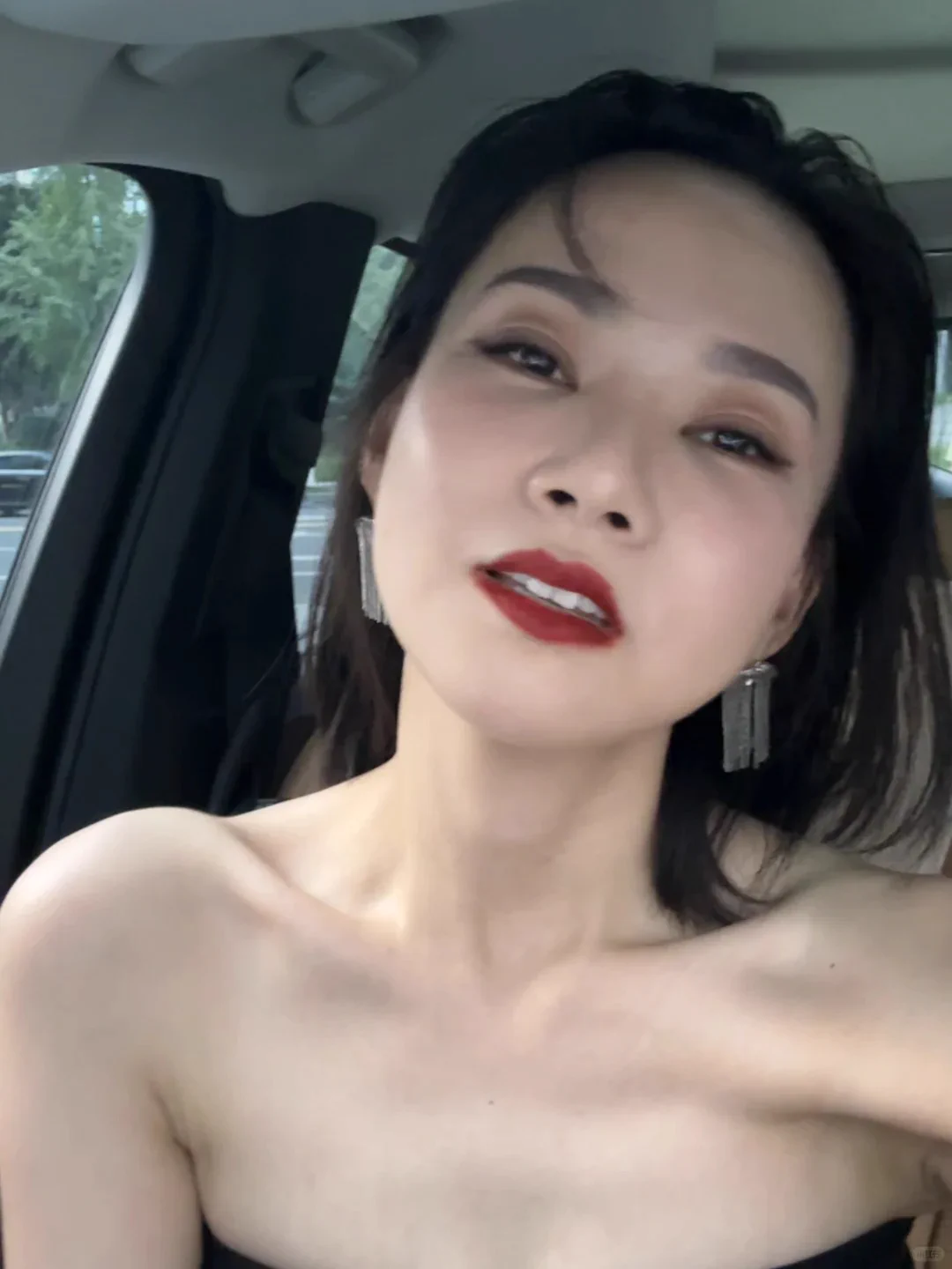 当一个女人欲求不满的时候，好像都会写在脸上，多浓的妆容都盖不住… 不过到了这个年纪，也不用对自己的欲望遮遮掩掩，拍给大家看看，不知道是不是你们喜欢的少妇类型～很久没车震了，好想试试… https://t.co/tqwcxScJTk