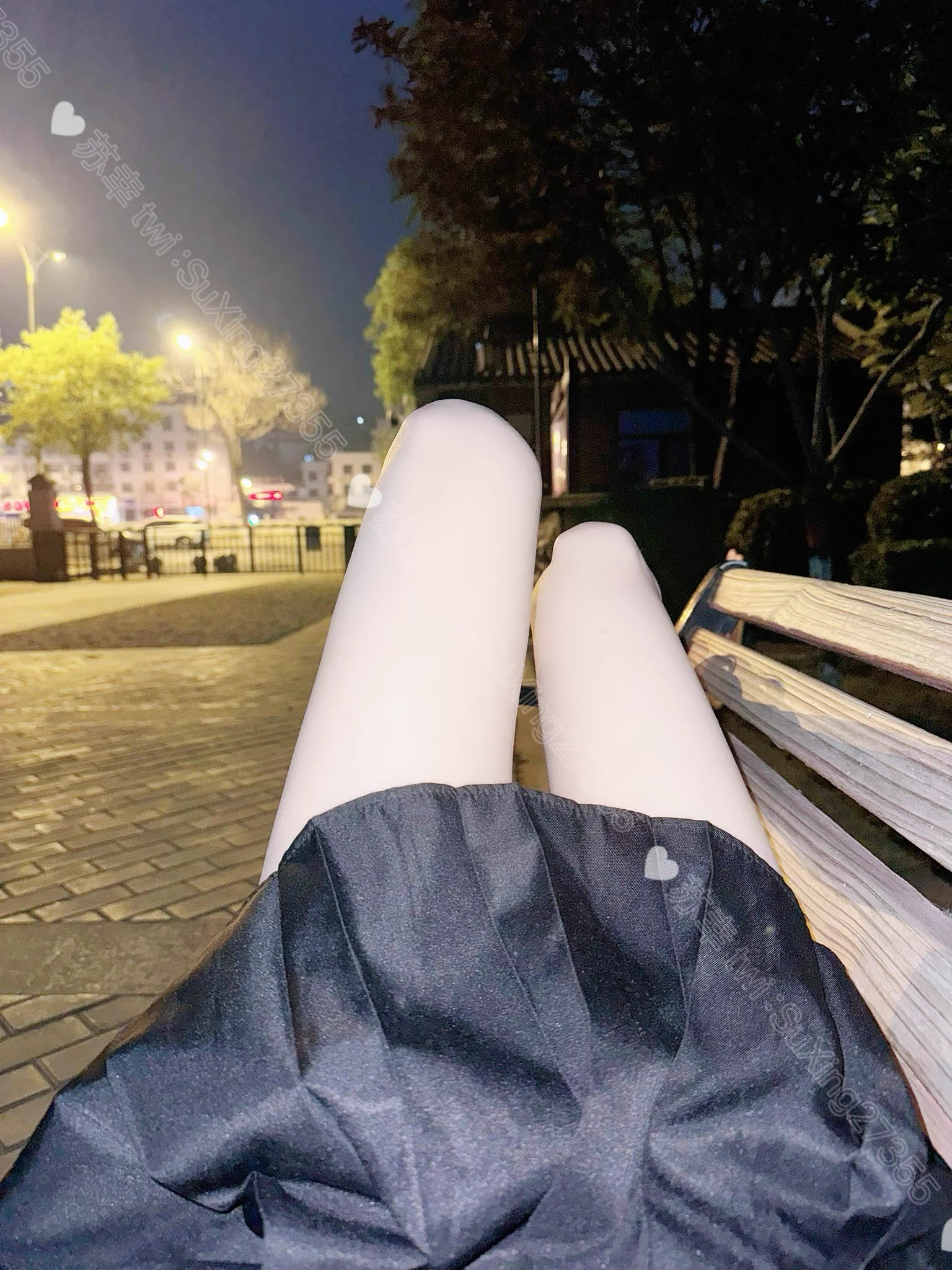 夏天露出真的好舒服散步走累了躺在椅子上裙底对着保安亭和马路闭着眼睛能清楚感受到风吹裙底后面干脆内裤也脱掉了偶尔也要透透气也让有缘人看一看投稿@luchu888 #露出 #户外露出 https://t.co/Iuc56pZkjm