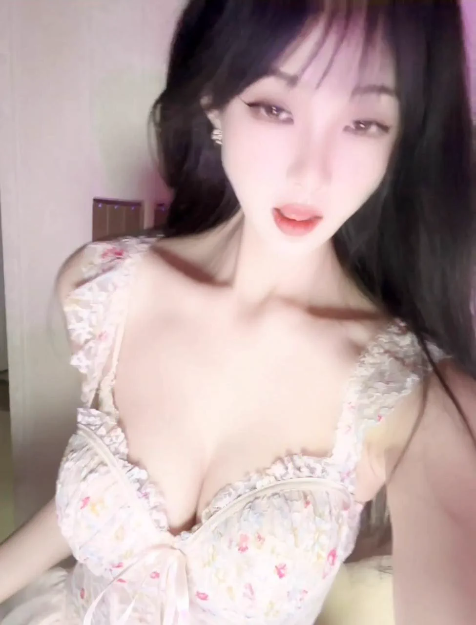 神仙颜值白嫩初恋脸的美女，身材非常棒，分手后遭男友流出，照片89张，视频43段，高潮的表情都楚楚动人，娇喘声音很迷人 完整版主页提取 https://t.co/YKSLFK4ysJ