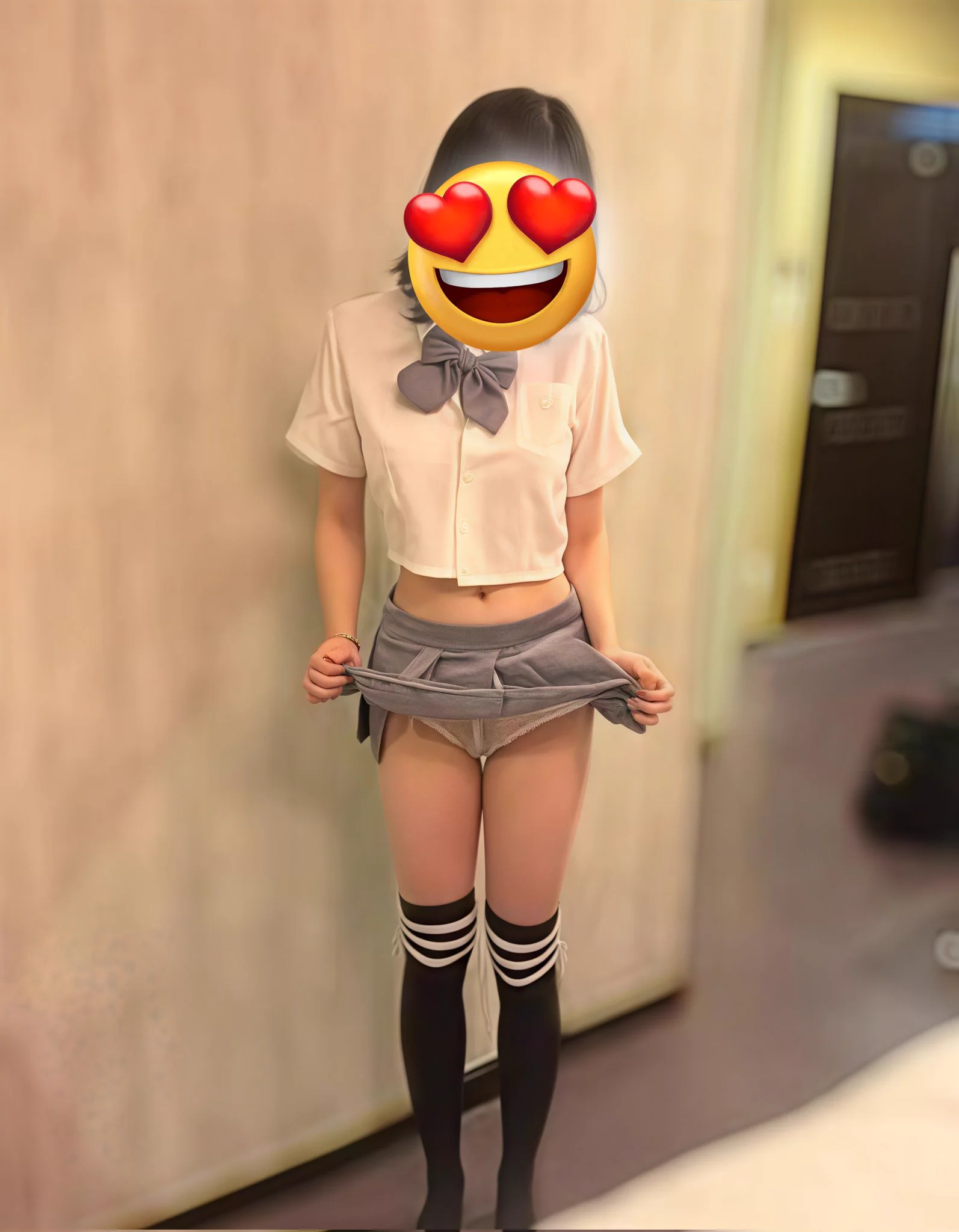 "…一只手抚摸着妹子的细腰，另一只手捧起妹子的头，下面五浅一深进进出出地探索着…"
嫖娼还嫖出感情来了!狼友成都嫖娼遇到大学生兼职,差点动情陷入爱情漩涡. https://t.co/Djs514e2S8