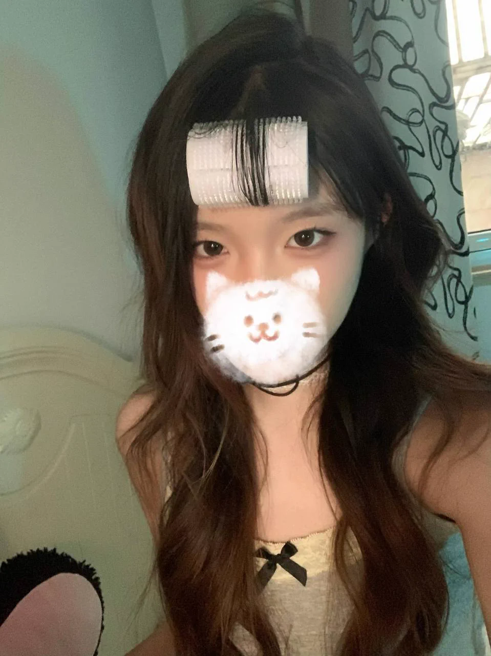 我真服了！！！！🐍我脸上就好了啊！！！！为啥每次都要弄我头发上啊，很难洗的！！！！今天把刘海卷起来，免得直播又弄我满头都是！！！！！！ https://t.co/AJ0xEvPRVk