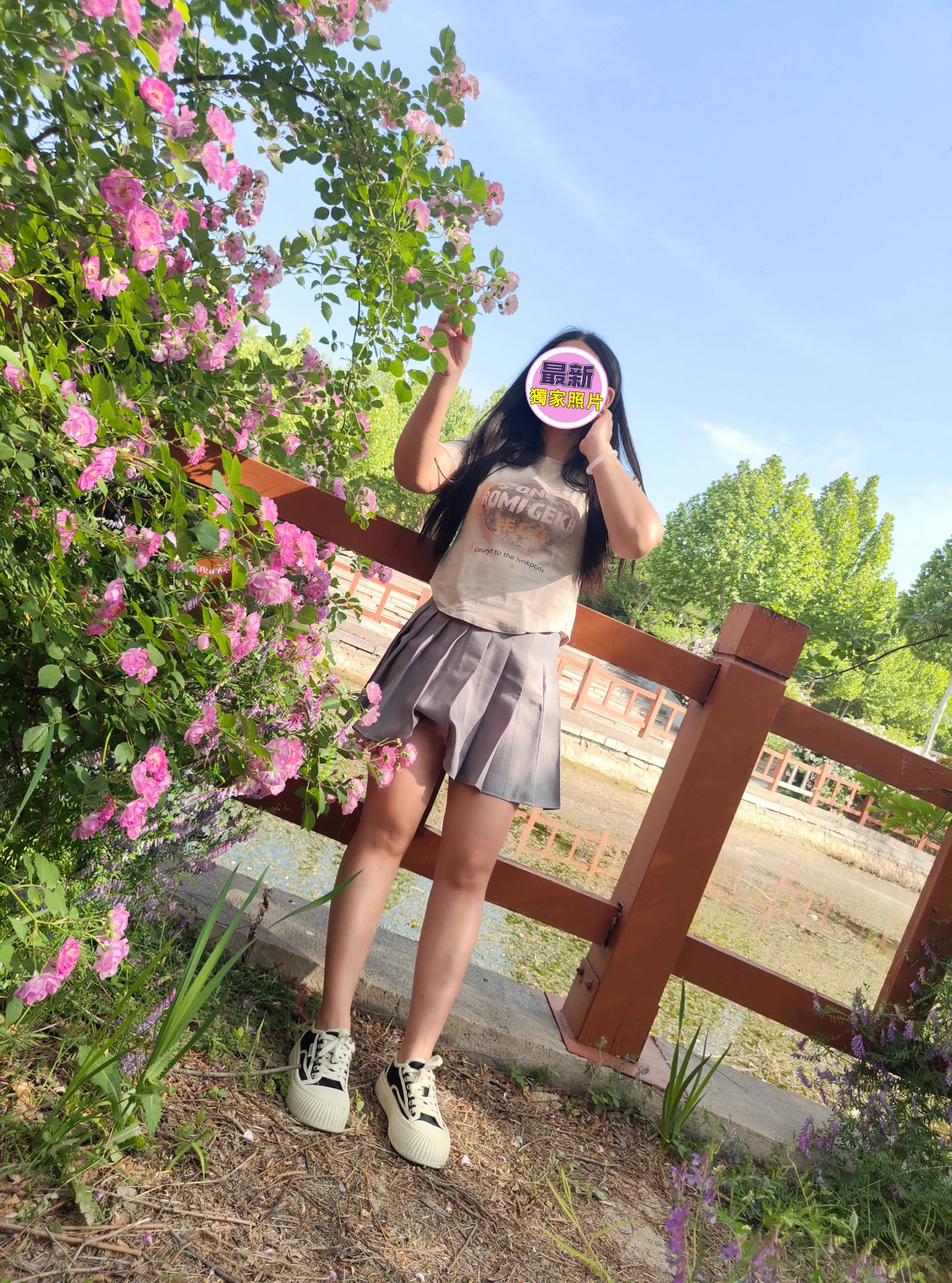 图一发朋友圈，图二发推#露出 #户外露出 #真空无内@Public_Catgirl1 @tbzt2024 @wqganenshi_ @51luchu_ @kssexxia投稿大佬转推 https://t.co/lbMqmMy99e