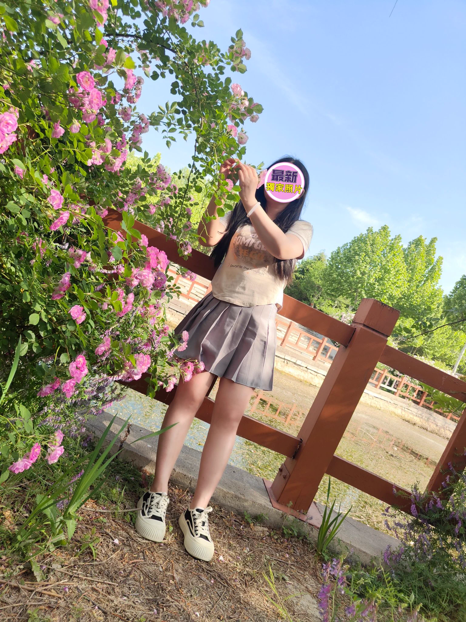 图一发朋友圈图二发推特朋友圈和推一起看反差感更强#露出 #户外露出 #真空无内@Public_Catgirl1 @tbzt2024 @wqganenshi_ @51luchu_ @kssexxia投稿大佬转推 https://t.co/1iM6JpHMHG