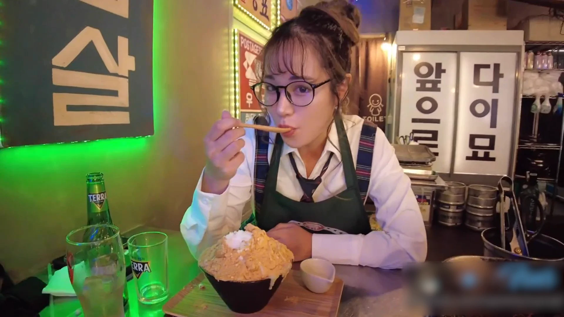 日本卡哇伊巨乳博主和男友吃完甜点后的小运动 #好片推荐 https://t.co/TA85SY4Pey