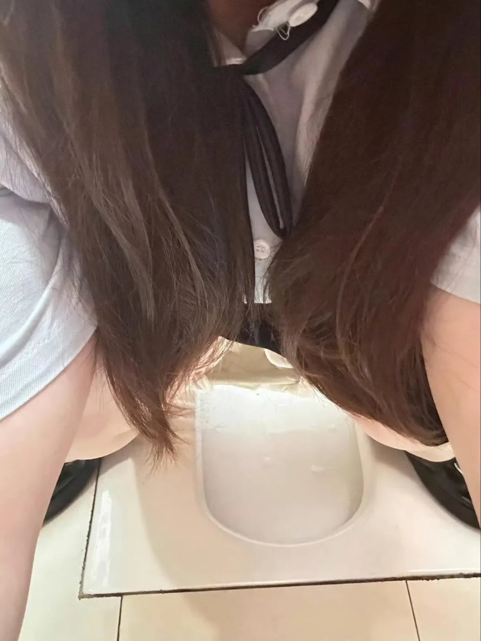 特么的受不了了！！！！！！！！这个任务没办法完成！！！！！jk裙真空还塞玩具！！！！！随时都要掉出来啊！！！！！！震动开到最大水都顺着腿流下来了！！赶快找附近公厕解决一下！！！！！！！！！ https://t.co/LCOkGtSI73