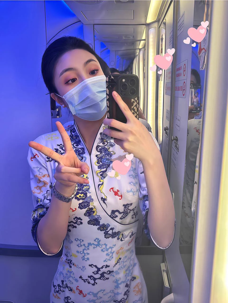 一直觉得我们海航的海天祥云制服最好看，显得妆容很有古典美～可能就是这样，在飞机洗手间里做爱，才显得格外的骚吧…来了推特就大胆点，在飞机上被扒光后入感觉太刺激了… 还有没有粉丝想体验一下，可以报名哦，我很宠粉的… https://t.co/nUBHIpcxKh