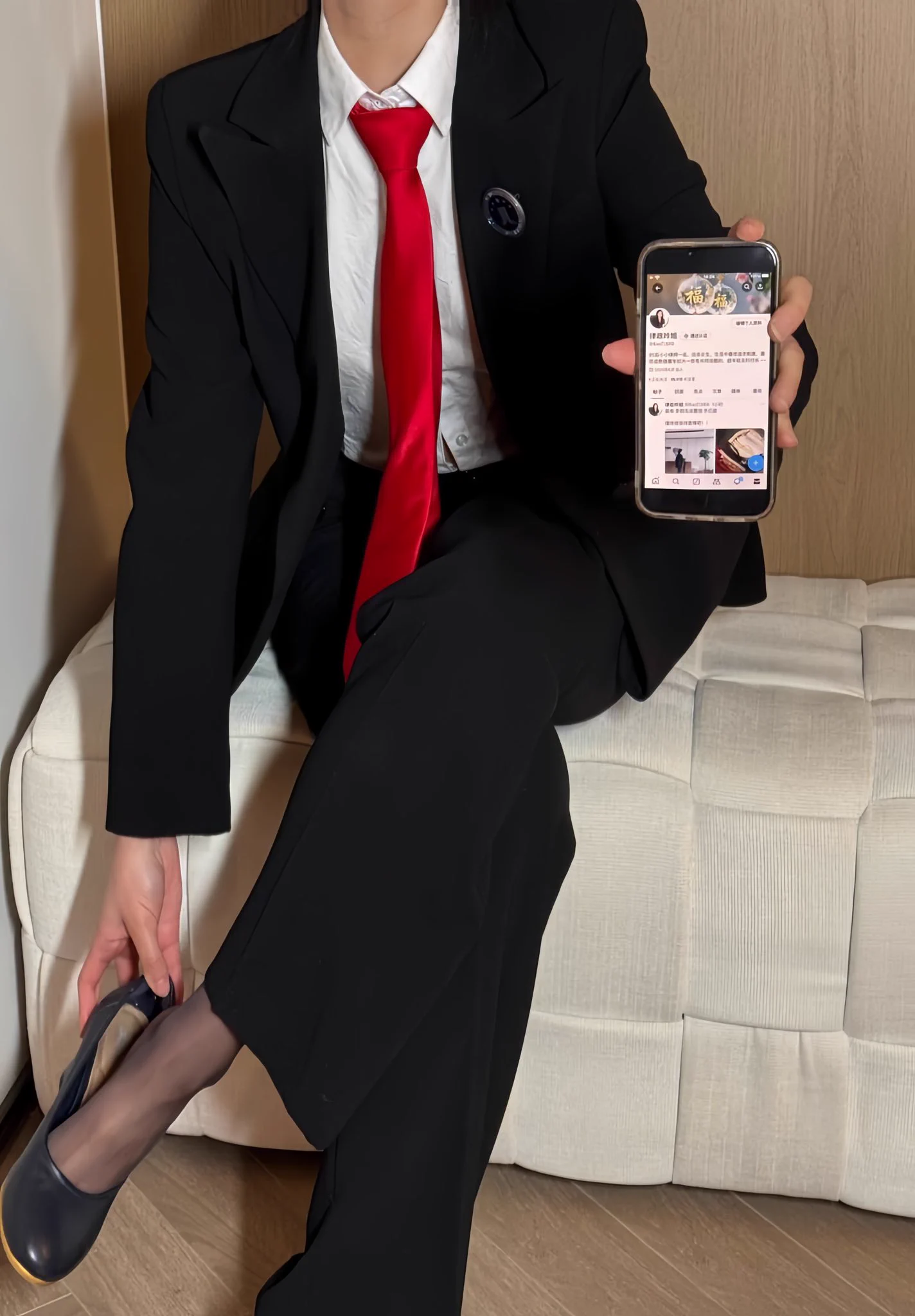黑丝西装好像成了律师的标配，不过不穿内衣、露出奶子的样子，才是真正的我～验证下自己，看看推特上有没有人喜欢反差小律师… https://t.co/wqetgumm6V