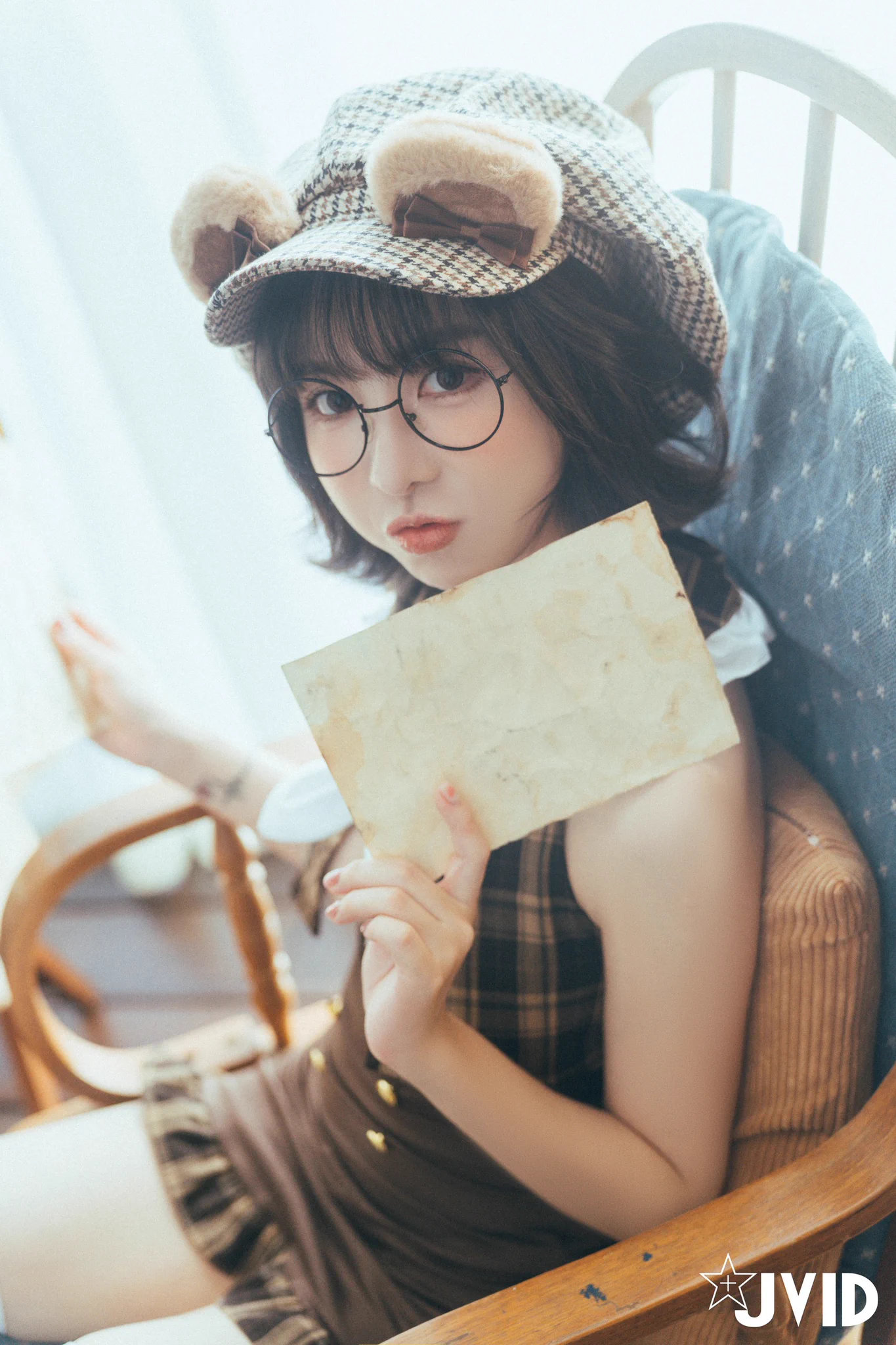 ☆熱門解鎖★有小畫家Tiny陪伴的生活，把我的心情都能繪成色彩。我看見她每一個流動的心聲，她的畫筆，將我的90P愛意描繪成永恆。創作者：#江江葦模特兒：@tiny219_#JVID #JVID月刊寫真 https://t.co/c0hnUyXP0Q