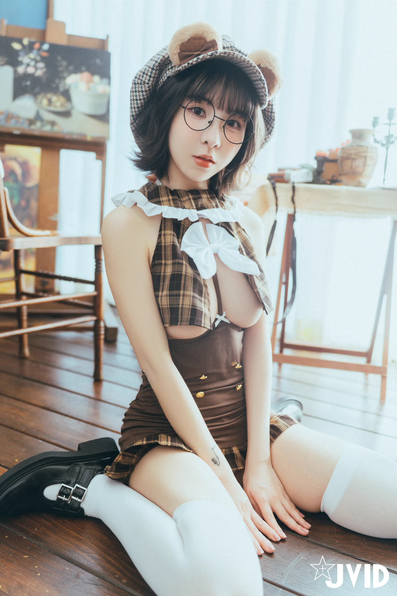 ☆熱門解鎖★有小畫家Tiny陪伴的生活，把我的心情都能繪成色彩。我看見她每一個流動的心聲，她的畫筆，將我的90P愛意描繪成永恆。創作者：#江江葦模特兒：@tiny219_#JVID #JVID月刊寫真 https://t.co/c0hnUyXP0Q