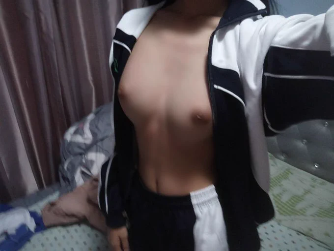 凡是给萌白这条点赞的，全部送私密照，私信自取😁 https://t.co/OFoMapjU4m