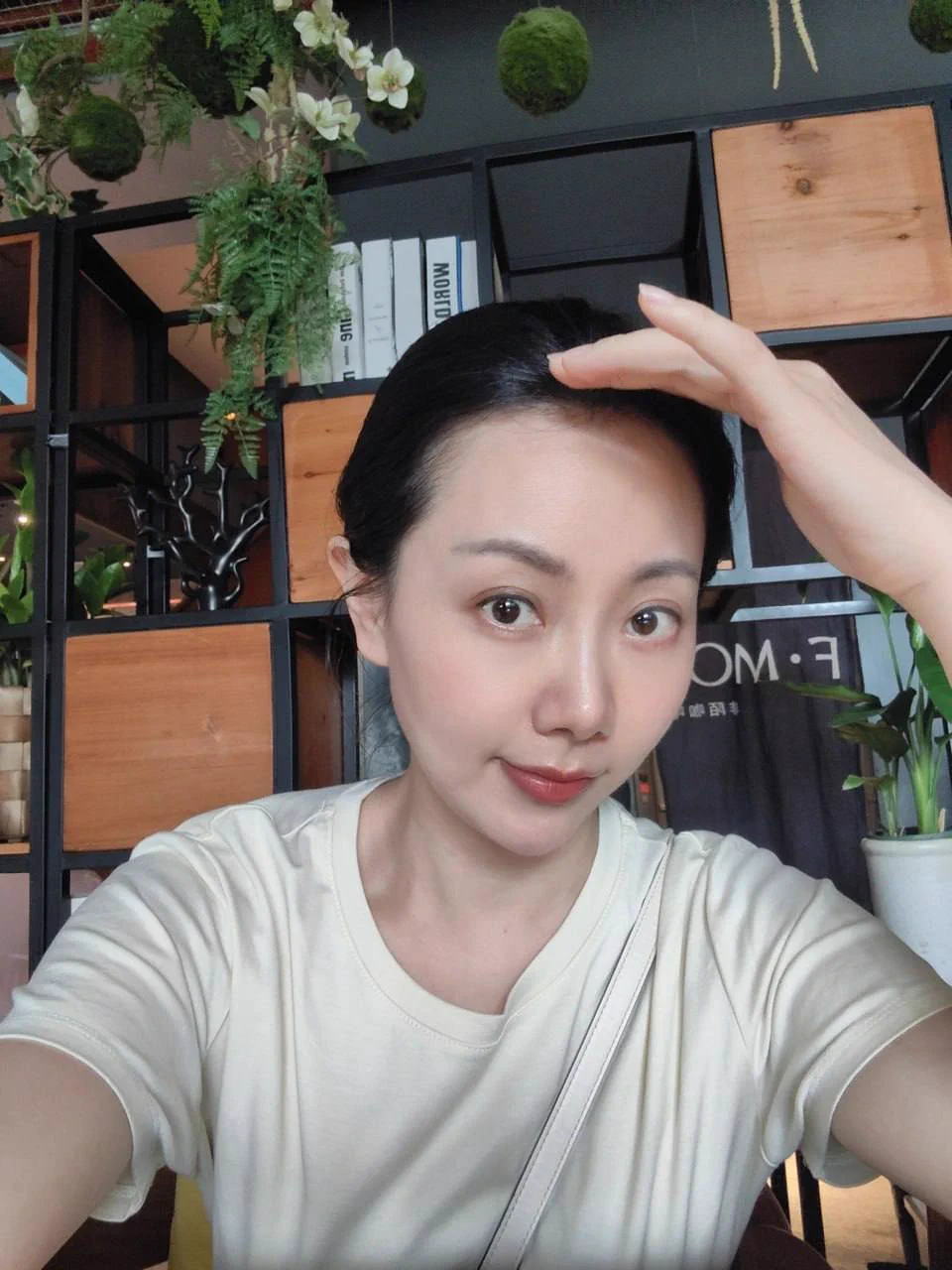 第一次这么大胆的玩露出，真的太刺激了…欲望越来越强，玩的也越来越开了，期间被很多人看到，还和他们主动打招呼，不过我觉得我比较被动的，喜欢被指挥着玩…你想不想成为那个指挥我的人呢？今天还拍了很多私密照，想看的点赞➕私信，粉丝优先安排～ https://t.co/nR29NIw0XS