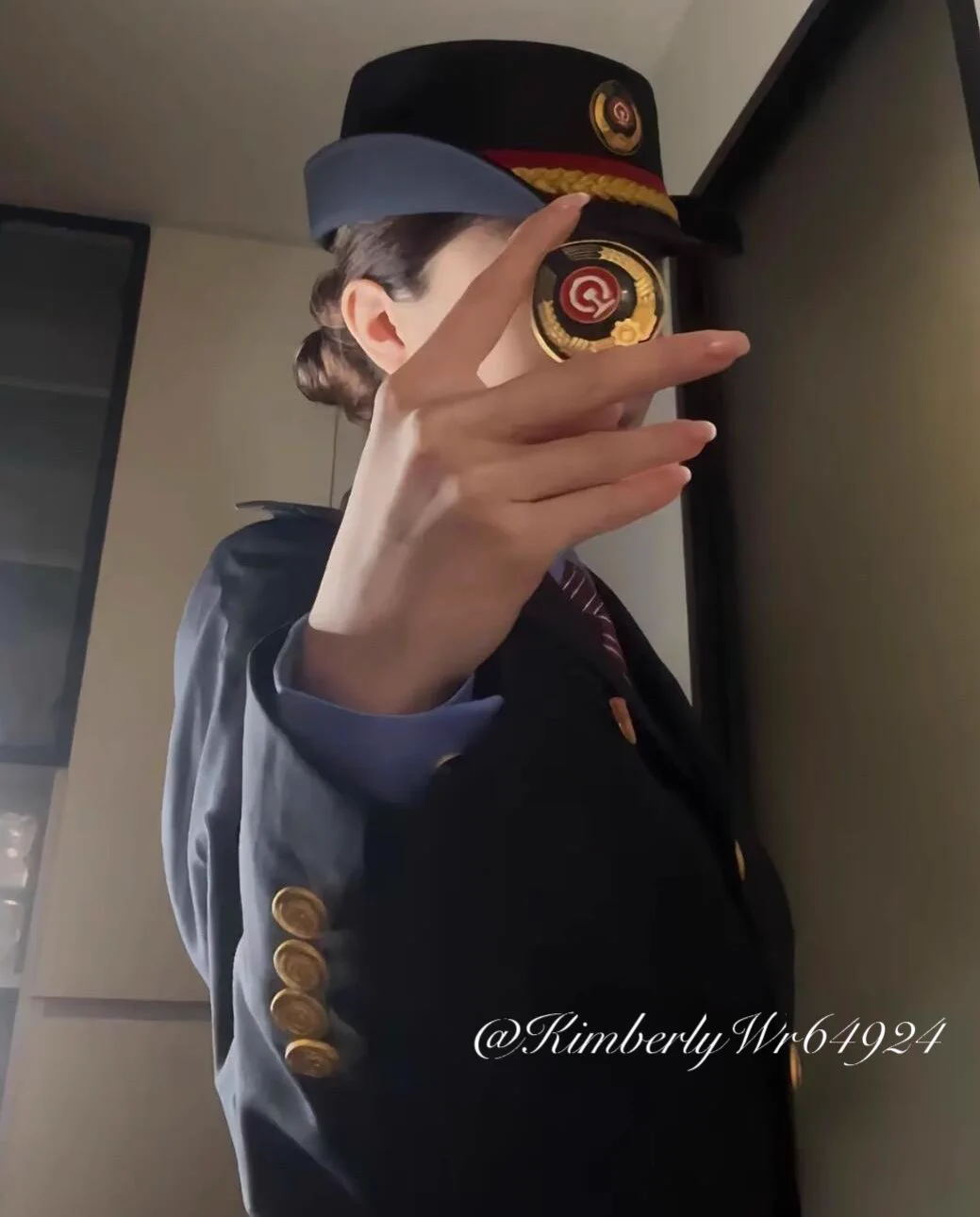 上辈子执迷又不误，这辈子高铁干乘务～最近累的只想放飞自我，这个姿势是不是很放飞了…好像很适合坐在脸上… 周末求接站，看看有没有能接到盈盈的～私信可以报名～ https://t.co/EguNWOEC8A