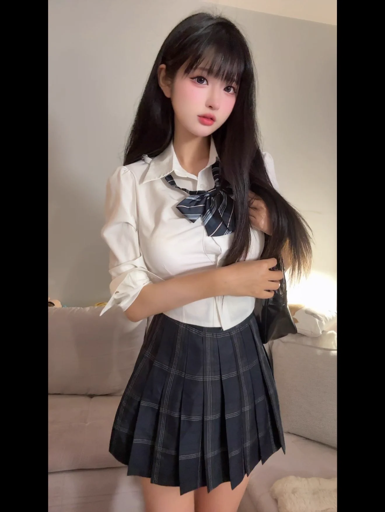 穿制服？我可没有那么乖噢 https://t.co/gvJrHO5CaT