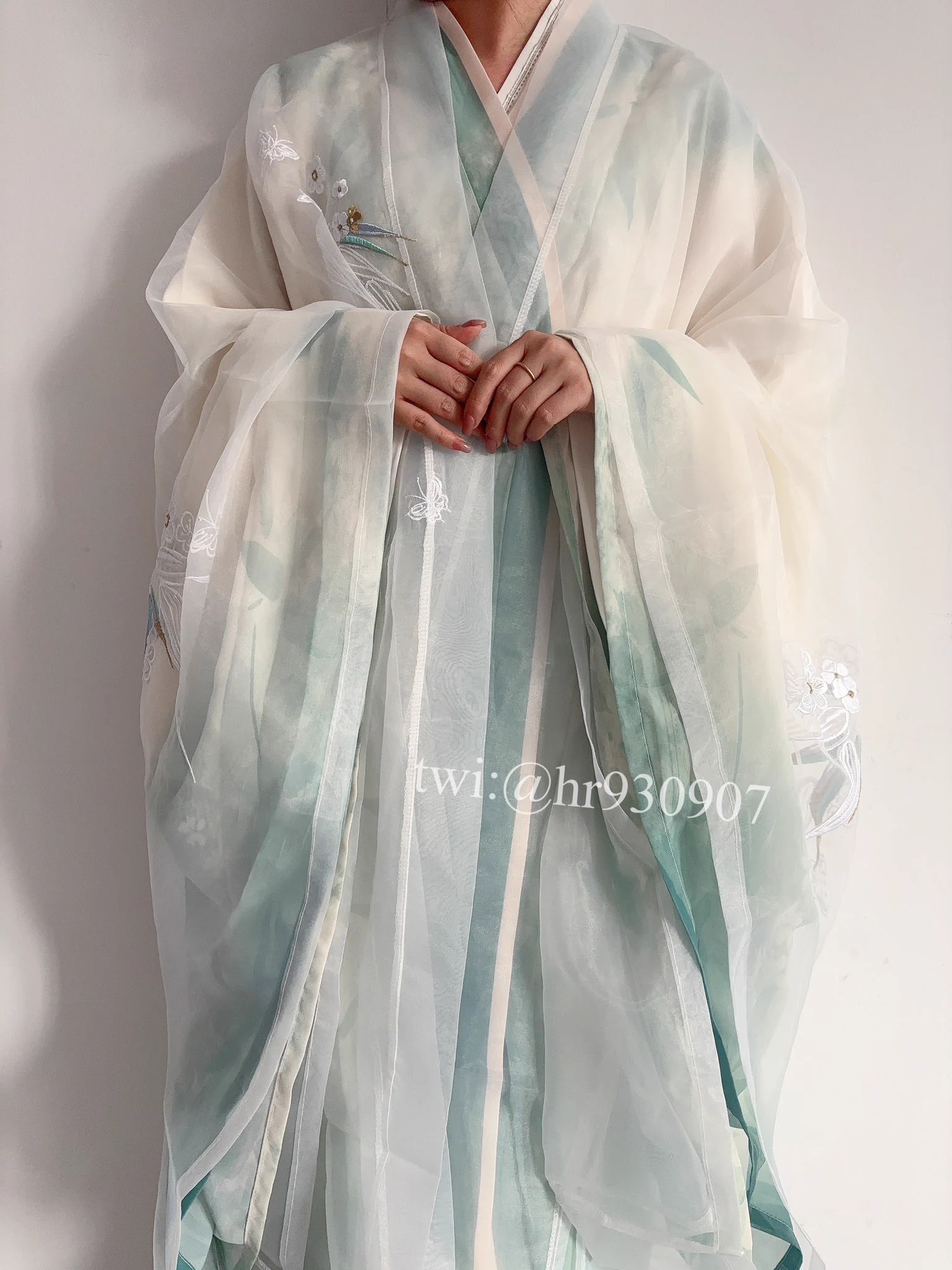 弟弟眼光很好，第一次穿汉服拍定制，我还挺喜欢的～弟弟已经撸三次了😅 周末穿这身出去玩喽，里面不穿内内，在公园长椅上把裙子撩起来……哈哈@SexytoBaby @SexytoLady @SexytoGirl @SexytoDoll https://t.co/0m21c9Hbh1