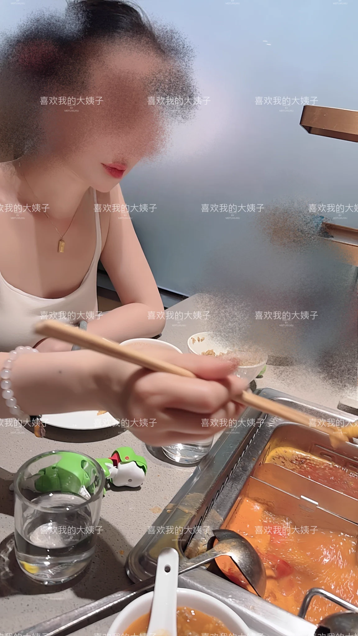 5月23号晚上好兄弟们，来吃海底捞了，今天下午没事的时候和大姐聊了好多我今天休息在家昨晚的视频，大姐把手机放在电视柜下面偷拍的视角老婆很主动，包括大姐也说老婆，昨晚的状态和之前不一样，电报群的兄弟们也都看了今天我一天推特都不正常私信也收不到，发推文也发不出去现在发的你们能看到吗 https://t.co/zgcM44z0mX