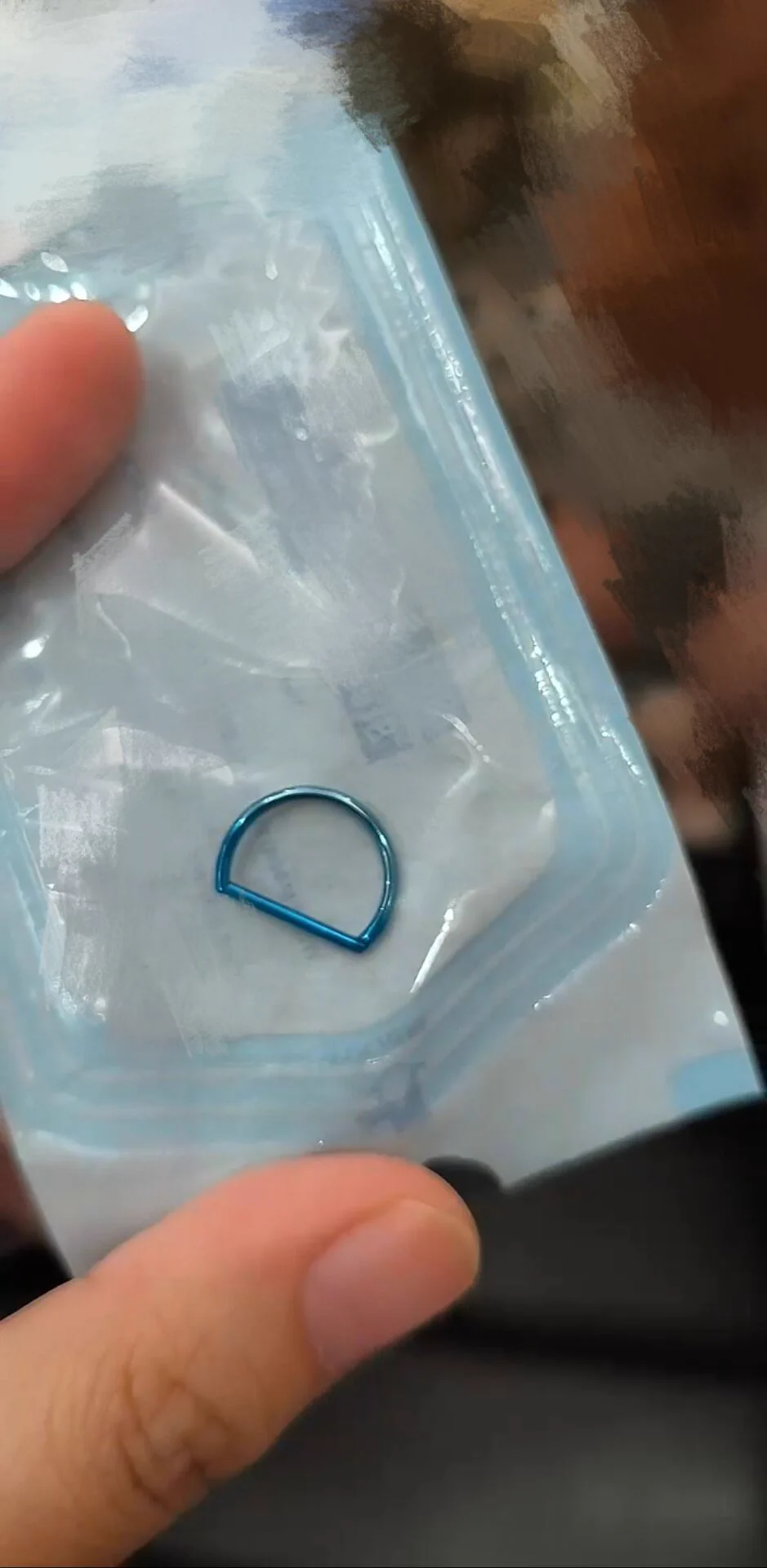 人体改造之阴蒂穿环。换了新环，把主人的标志嵌进肉里，挂在阴蒂上，好兴奋。换上就高潮了。谢谢主人。 https://t.co/PD7dKLTl6T