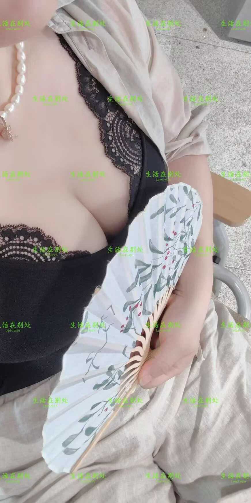 人妻跟我说，这是当着她闺蜜面拍的照片，闺蜜说她的奶子都快出来了，可她闺蜜不知道，已经不知道多少人看过她好闺蜜的奶子了 https://t.co/TAglqzxQLK