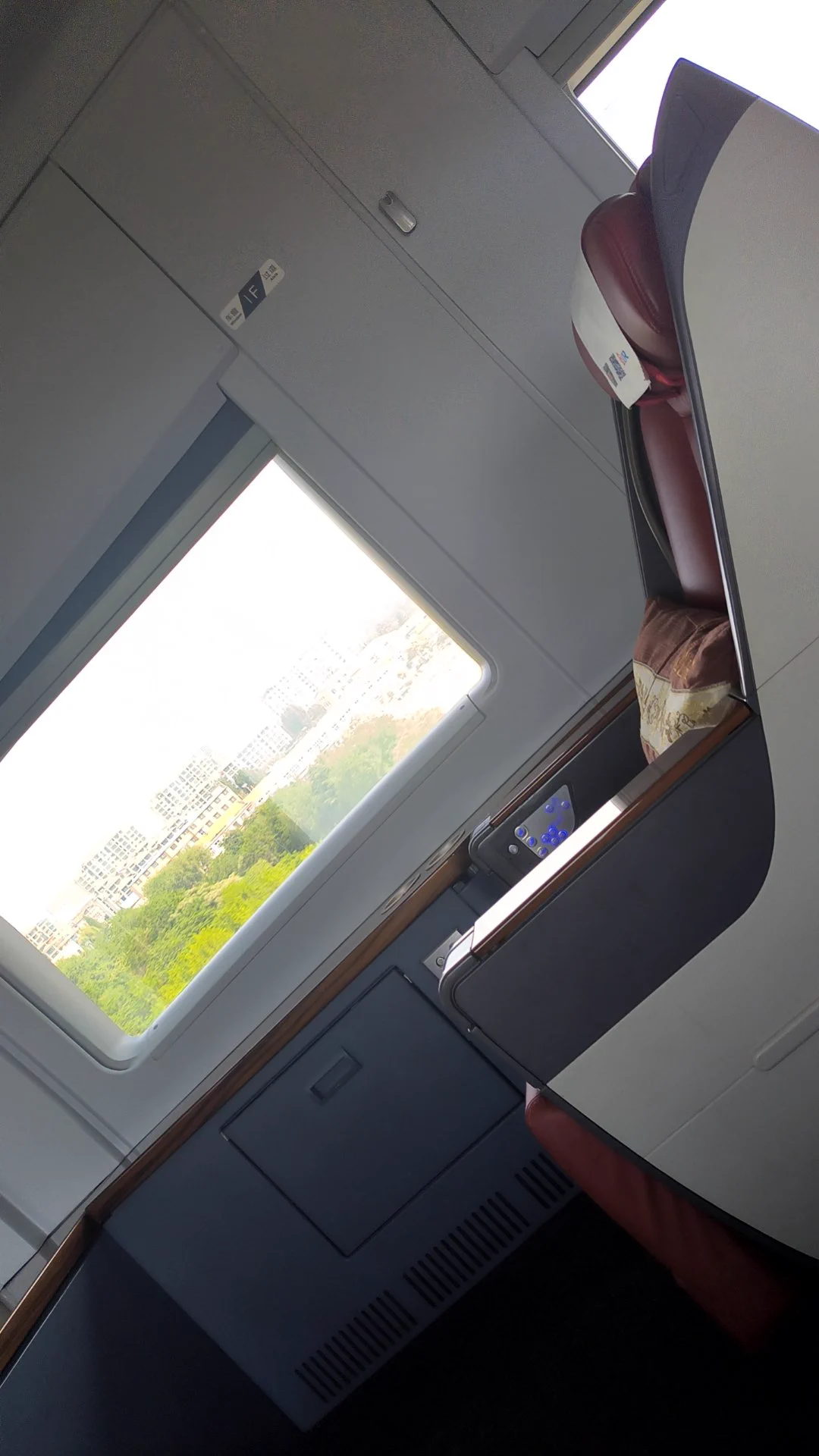 被好哥哥报销商务座出发了G204如果有在车上的宝直接来找我送你一次美好的行车体验，商务舱一个人都没有哦。。。 https://t.co/tfELHkPzay