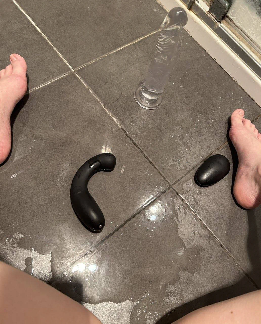 我发现我真的是易潮喷体制，约不到人只能暂时用玩具满足了…但这种满足感来的一点都不踏实，我还是喜欢肉棒带来的感觉～ https://t.co/YqaPkhpHP3
