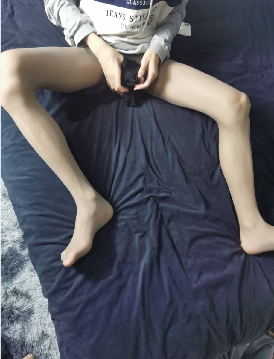 穿丝袜的时候一定要小心，尤其是穿第二双的时候。#丝袜 https://t.co/hhWFspU6bu