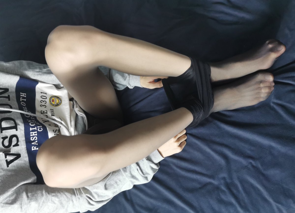 穿丝袜的时候一定要小心，尤其是穿第二双的时候。#丝袜 https://t.co/hhWFspU6bu