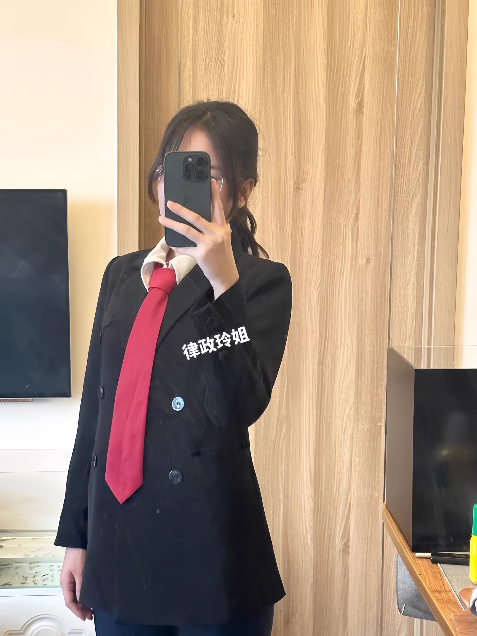朋友圈 vs 推特我是在朋友圈都以为我是个戴眼镜的古板律师，要是他们知道我喜欢在推特发全裸的照片，不是在他们会怎么想…有没有点纯欲的感觉～最近想试试在推特约一次了，有附近的吗～ https://t.co/29drJUuZyW