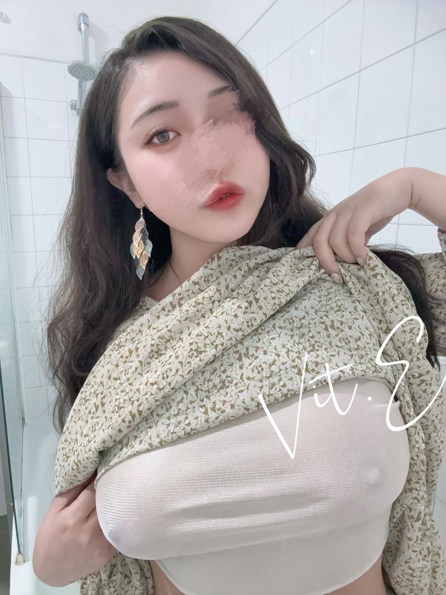 夜間版🌃
跳舞跳到凌晨
狼狽地回到飯店
還是不忘要放個福利😌

#不在辦公室 
#OL歐洲行 https://t.co/UuTSDXXpKM