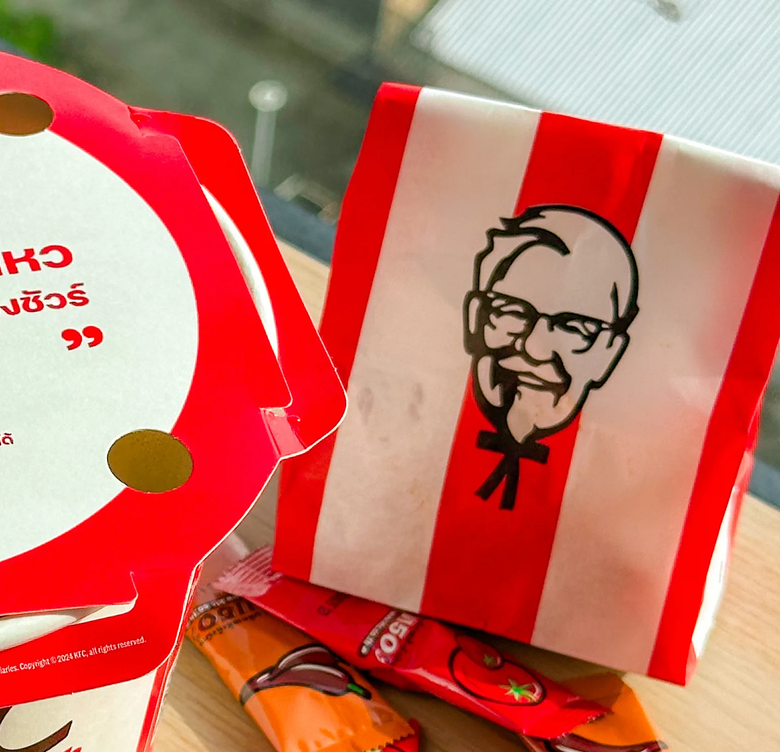 kfc กับโปรใหม่ 199 บาท บ่ายๆ ไม่รู้จะกินอะไรกดแกร็บไก่ยกนิ้วเลย เมนูนี้มีแค่ใน GrabFood นะ แล้วนี่กดที่ปุ่ม offers ได้ส่วนลดเพิ่มมาอีก คุ้มๆ 👍 https://t.co/Jd2UlCruNb