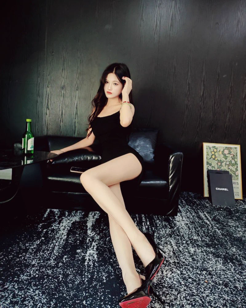 上海女王招奴（编号：675）上海女王招奴，身高170 体重48 脚码37 常驻：上海 苏州。各种风格均可驾驭，满足你的一切幻想喜欢走心的上课形式，不喜形式流程化，温柔和严厉交叉，擅长调动M的内心。(喜好高素质且听话的M）#上海女王 #上海女S #女王招奴 https://t.co/bE5ScLwKy4