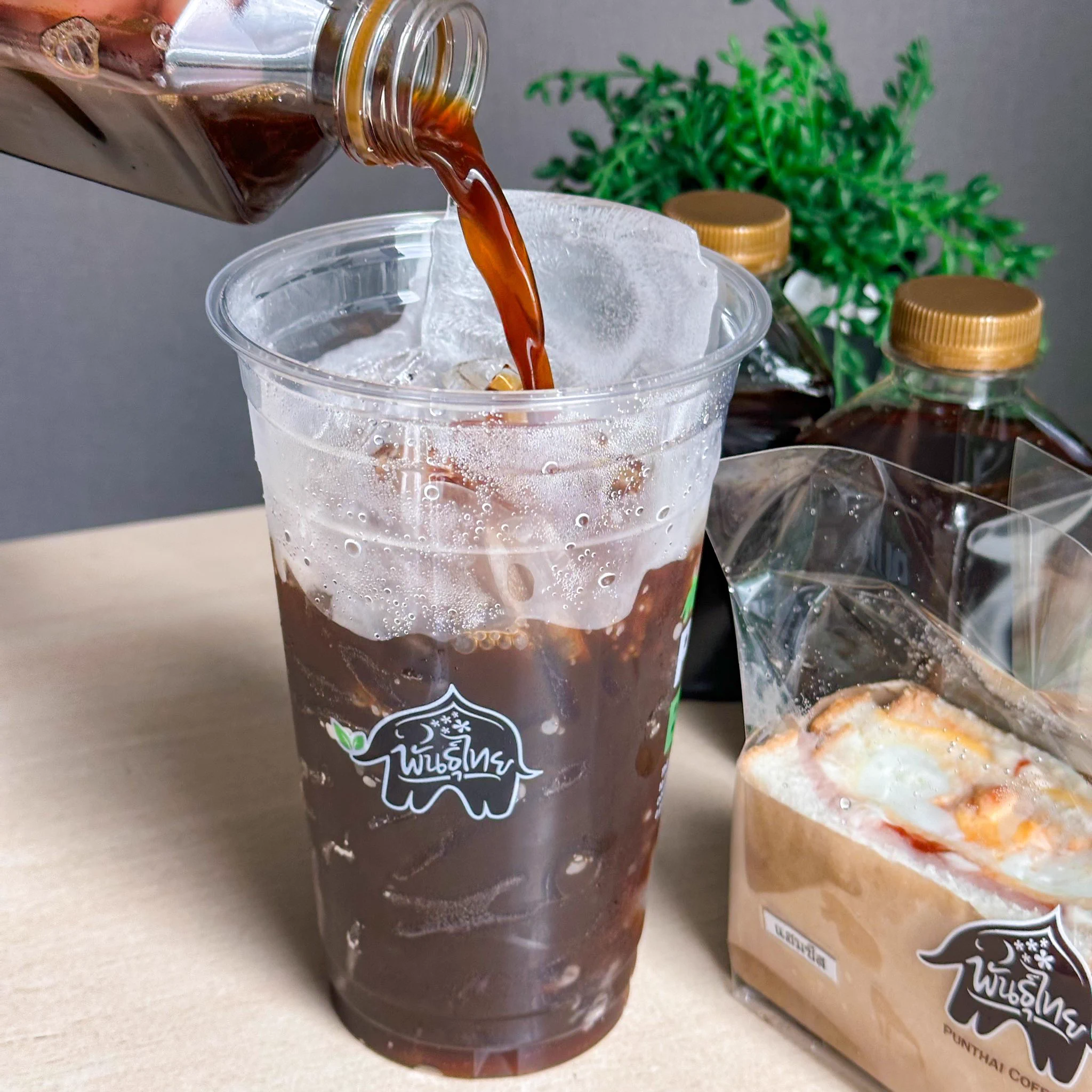 เช้าๆ แบบนี้ก็ต้องกาแฟพันธ์ุไทยเข้มๆ คือเข้าเส้นมากก กดใน grabfood ราคาดีด้วยนะ ได้โปร 2 แถม 1 แล้วยังมีโค้ดลดเพิ่มอีก คุ้มอะ โปรนี้ถึงสิ้นเดือนเท่านั้นนะ https://t.co/sNm3rIEpFF