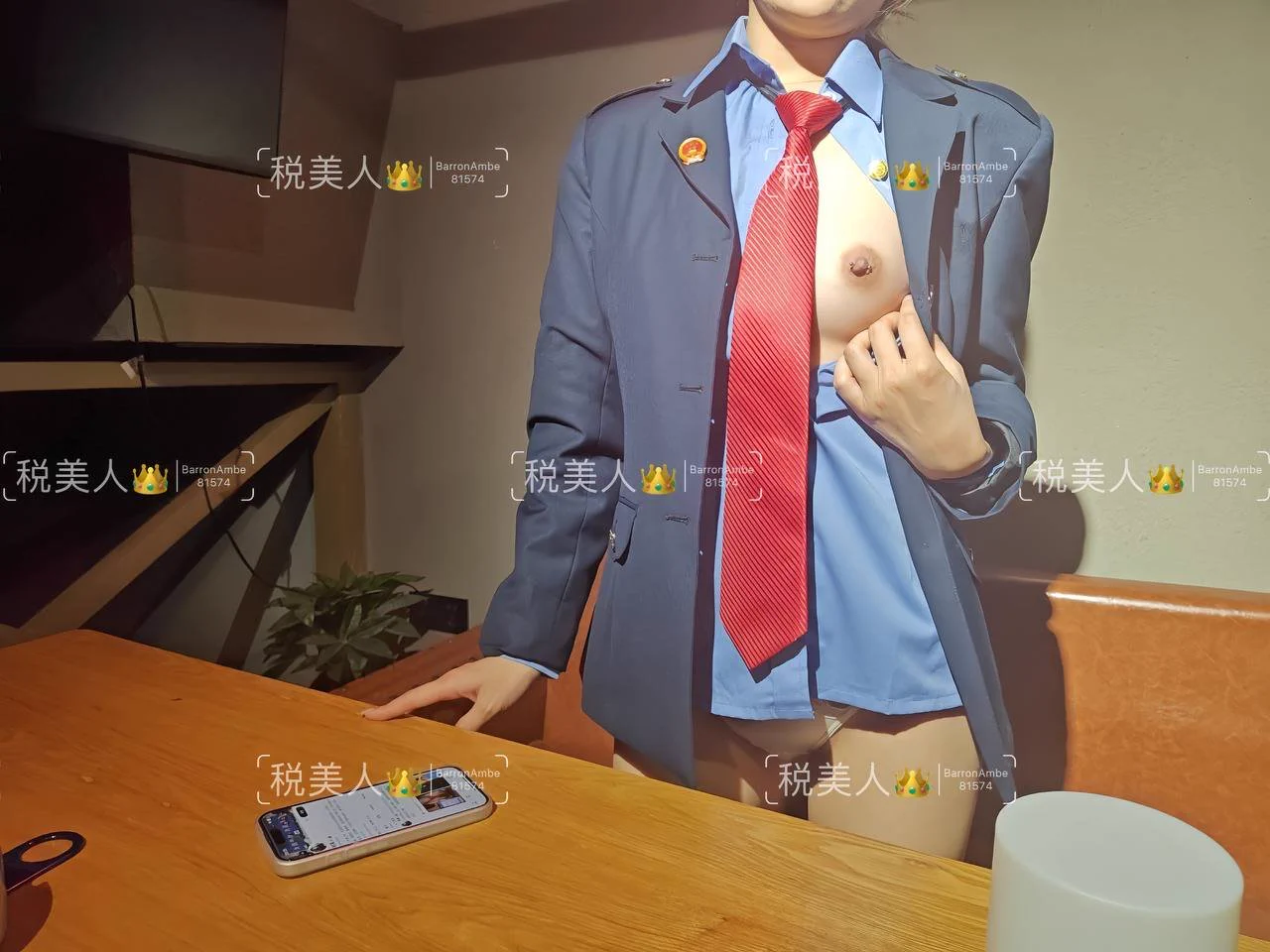 平时都是出示证件给别人看，这回来推特了，出示一下推特ID吧～偷偷带了个乳钉，应该想不到制服下面这么骚吧，磨得好刺激…有没有想来现场摸一下的～ https://t.co/JaXA040iZ0
