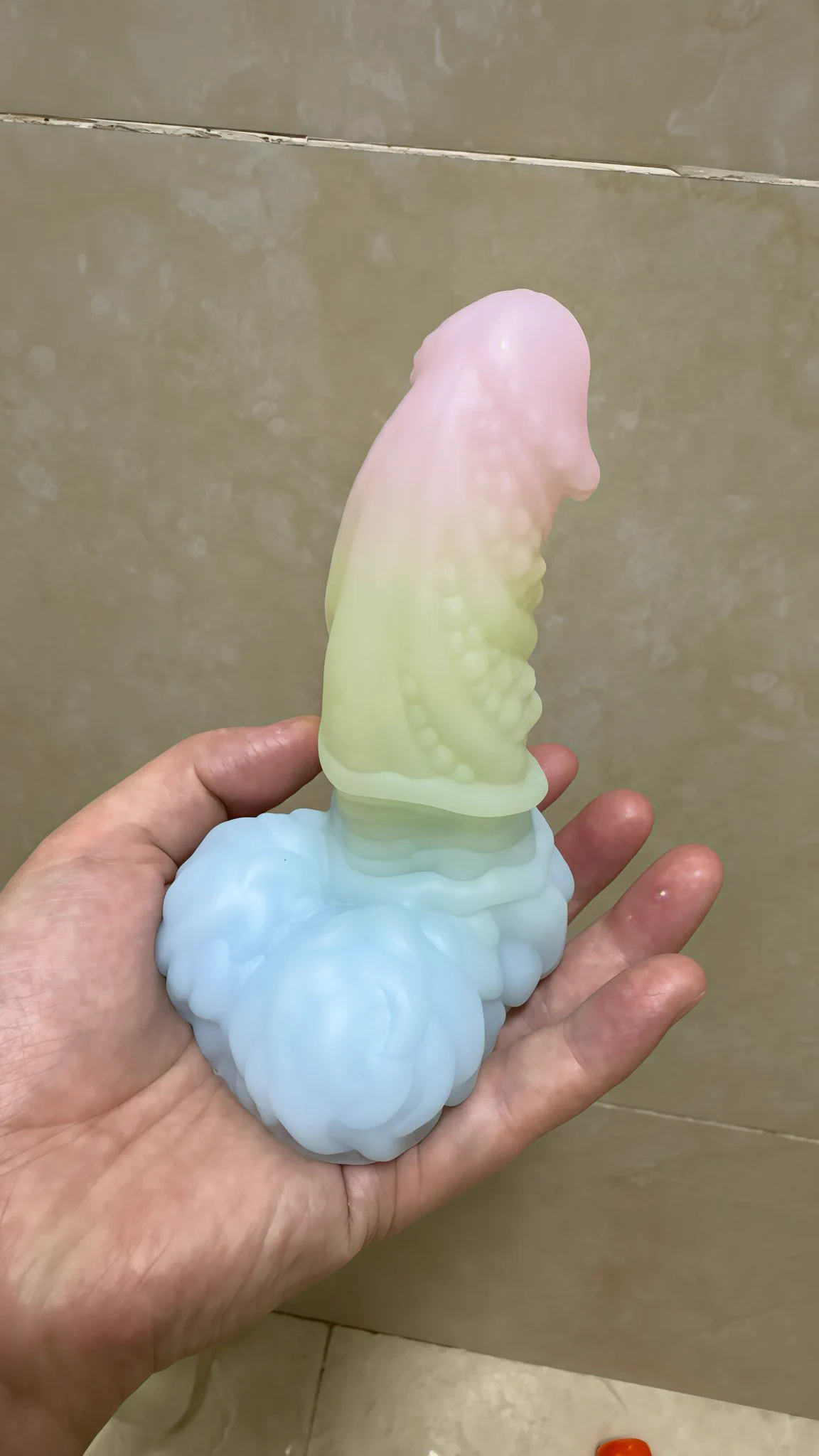 新收到的小玩具，软软滑滑，塞进体内大小刚好，上面的凸起紧紧摩擦着内壁，带出好多淫水玩具来自@SwisokChina 💌：@SexytoBaby @SexytoDoll @SexytoGirl @SexytoLady https://t.co/jrNiY7kgoX