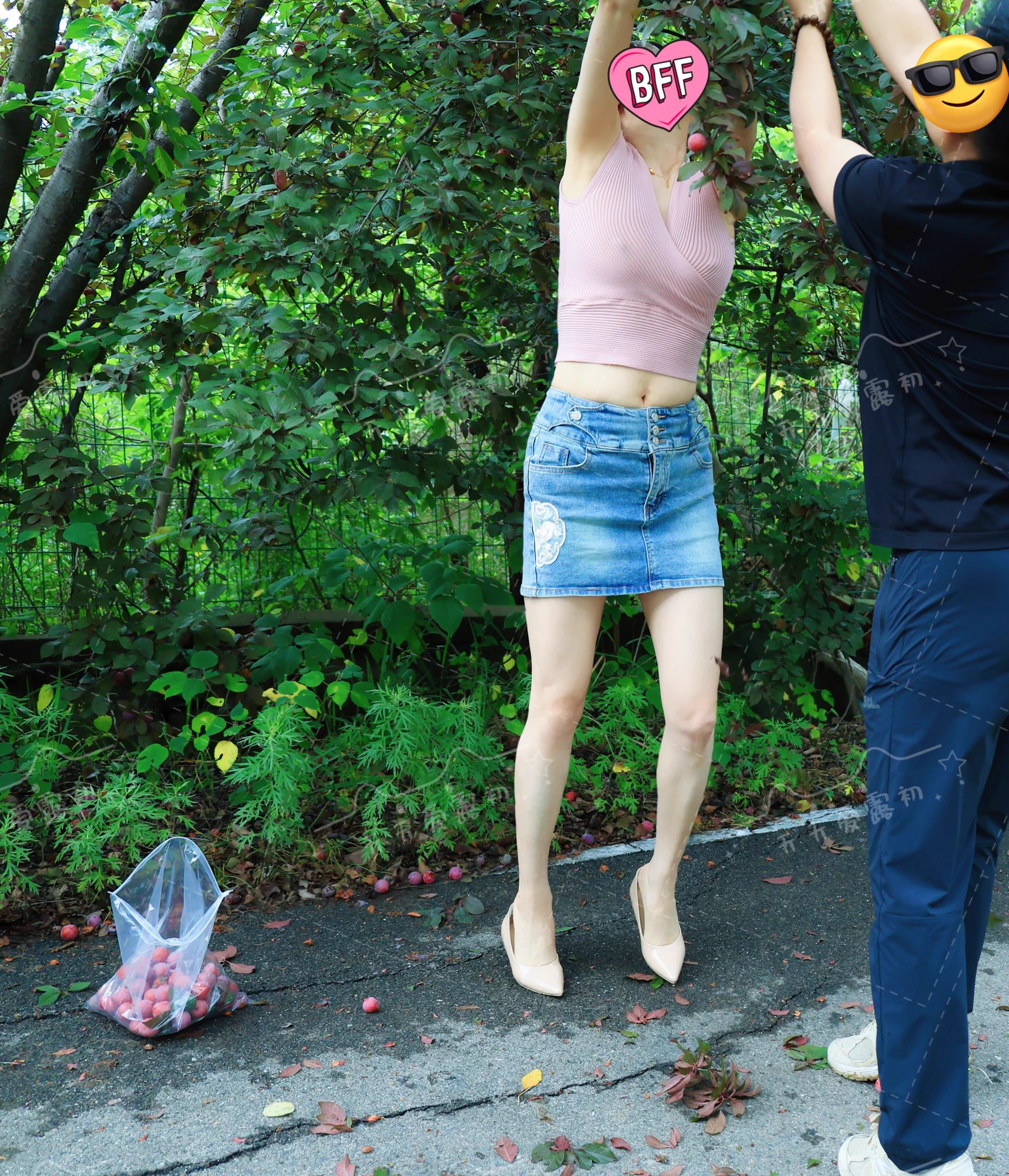 少妇故事路人很热心的帮忙摘果子，还做了一回路人甲，真是个好人。#少妇 #露出 #情趣@007share @wqganenshi_ @Public_Catgirl1 @luchu888888 https://t.co/H0ER2CJDsY