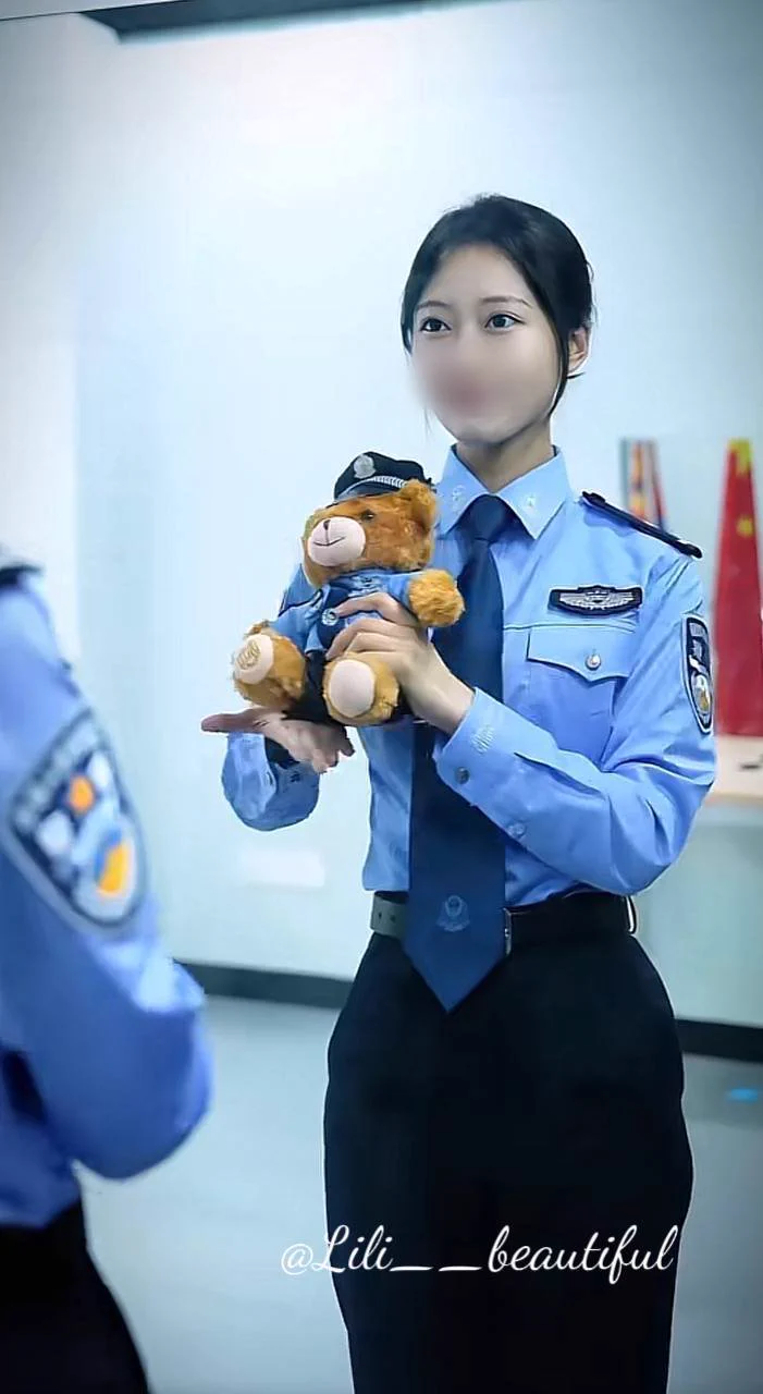 周末还要加班开会。同事说他好困，去会议室提提神吧，结果…也不好意思全裸，怕领导突然进来发现…但是这种裤子褪到一半被疯狂后入的感觉真的好刺激… 是不是一到周末，就会让人欲望爆棚，让人想追寻着荷尔蒙的味道呢…可是我还是最喜欢陌生人的那种新鲜感刺激感～ https://t.co/3HF4xMmVOR
