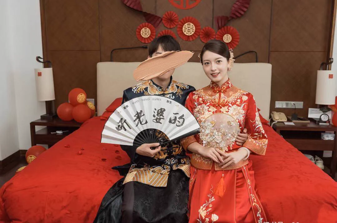发一下结婚照吧，当时还是很温馨的，而且温馨之中也有一些小插曲…当时刚回婚床上，老公要给我拍照。正准备脱丝袜的时候，老公的几个伴郎进来了，奶子乳晕都被看光了…老公喝多了居然一点也没避讳，还问伴郎们我的胸好不好看…现在回想这种人前露出还是好刺激，好想再感受一次，有报名的吗～ https://t.co/6reNvJwFm8