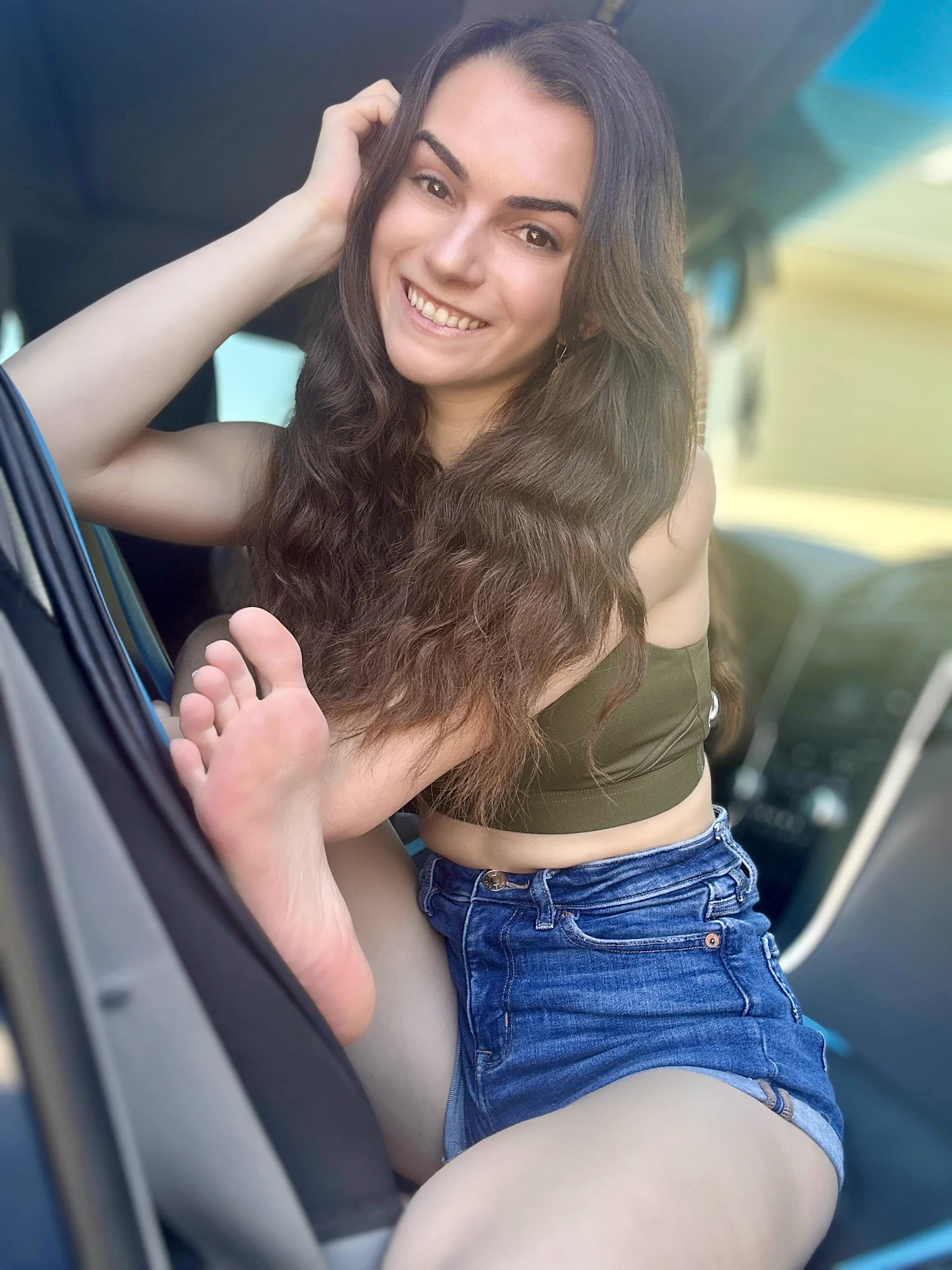 Which pose do you prefer? Also, my soles are so pink :) https://t.co/GXskIRMm3o
