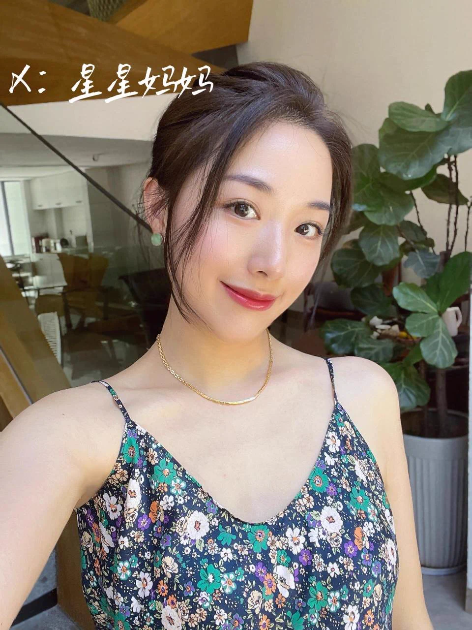 约了一个聊了很久的粉丝见面，本想化了个妆出门，结果他已经在我家门口等我了…想着老公和儿子都不在，就让他进来了。在平时和老公睡觉的床边，被其他男人后入，实在是有点太刺激了…小穴都水流不止…也许这就是偷情的魅力吧～有没有想和人妻宝妈偷情的粉丝，最近接受报名哦，喜欢素质高的大叔～ https://t.co/bxJfQ187TO