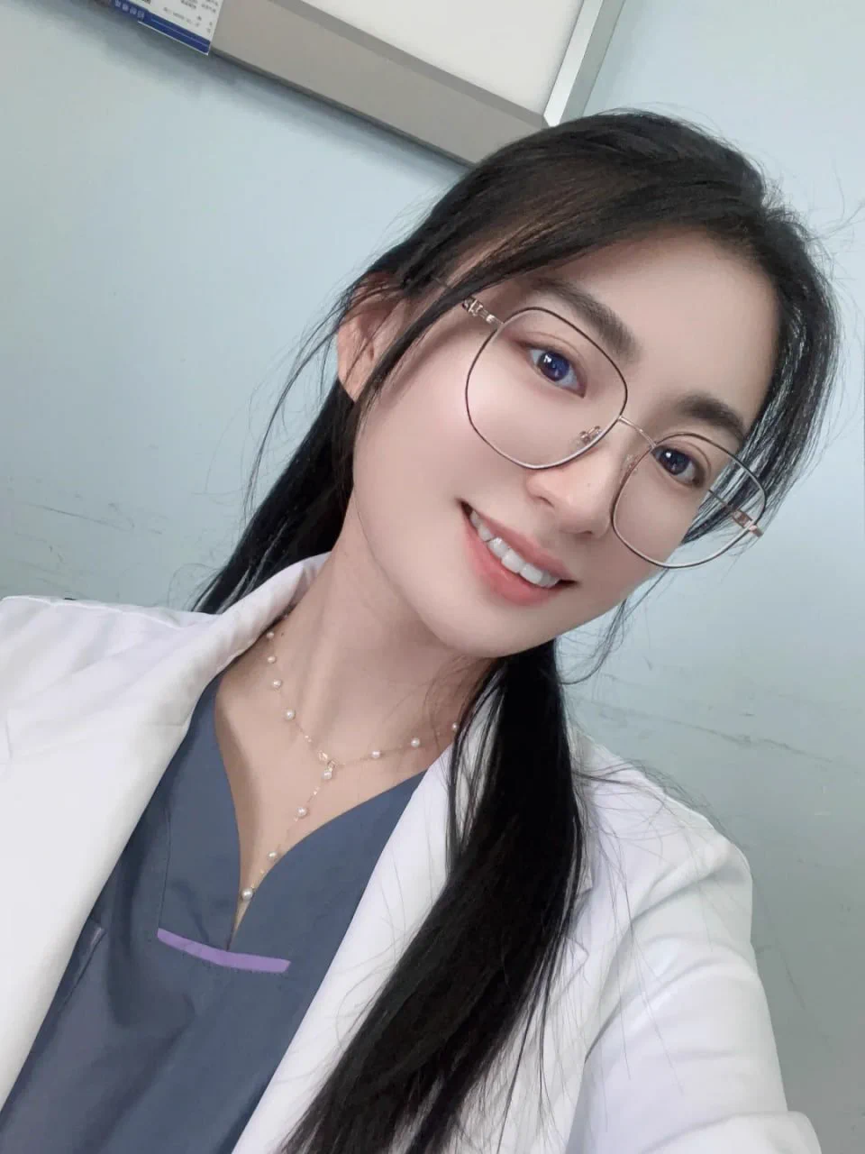 今天忍不住了，和同事在更衣室里做了一次。 他追了我挺久的，但我一直不想谈恋爱，今天勉为其难的和他做一次吧…确实…挺刺激的… 外面一直有人走来走去，我在里面脱的精光，都不敢叫太大声… 下次想找个陌生的粉丝来医院亲热了，应该会更刺激～铁粉可以来报名，我很宠粉的～ https://t.co/jIdTct5jJw