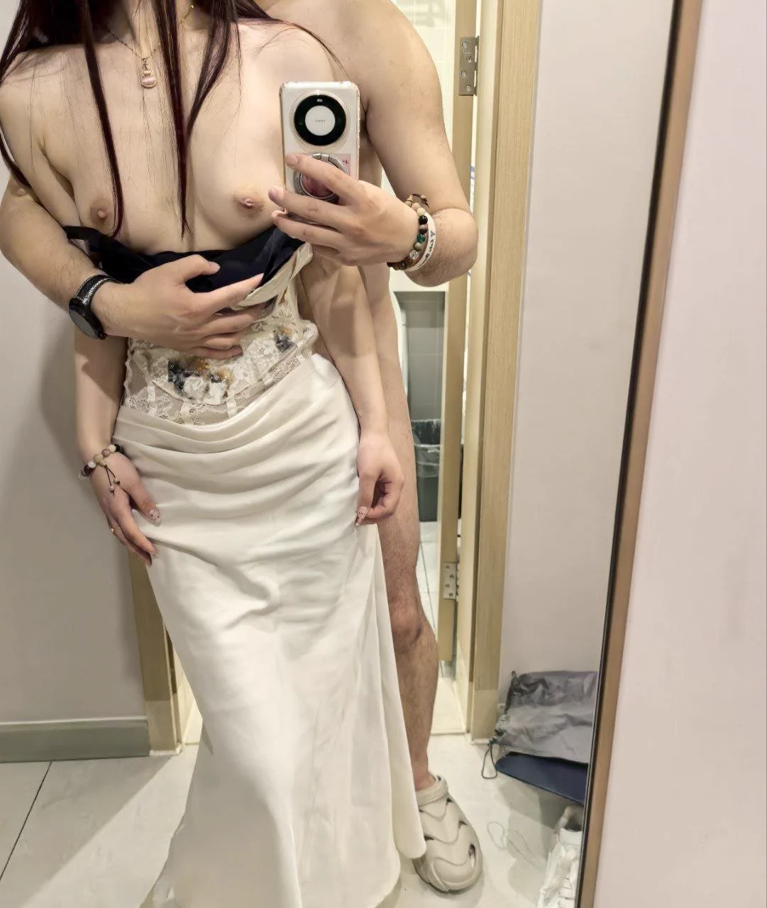 超高颜值的女神小姐姐，自拍给男友的和跟男友的性福视频，被男友流出。太可惜了。外表看起来这么乖巧漂亮，私底下居然这么骚。流出照片10张，视频23段。太反差了。看我主页提取资源 https://t.co/Mr5d9YwOo5