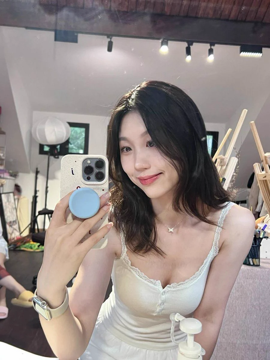 都说玫瑰带刺危险？ #女医生 #约会女医生偏要你闻着荆棘深处的蜜，用体温焐化我耳后那颗凝固的琥珀，里面封存着潮湿的夏夜晚风，和一句烫得发哑的"敢不敢"... 单身证明已焚毁于昨夜暴雨，现在...收件箱缺一道灼热的乱码。 https://t.co/8JoBrbWMk3
